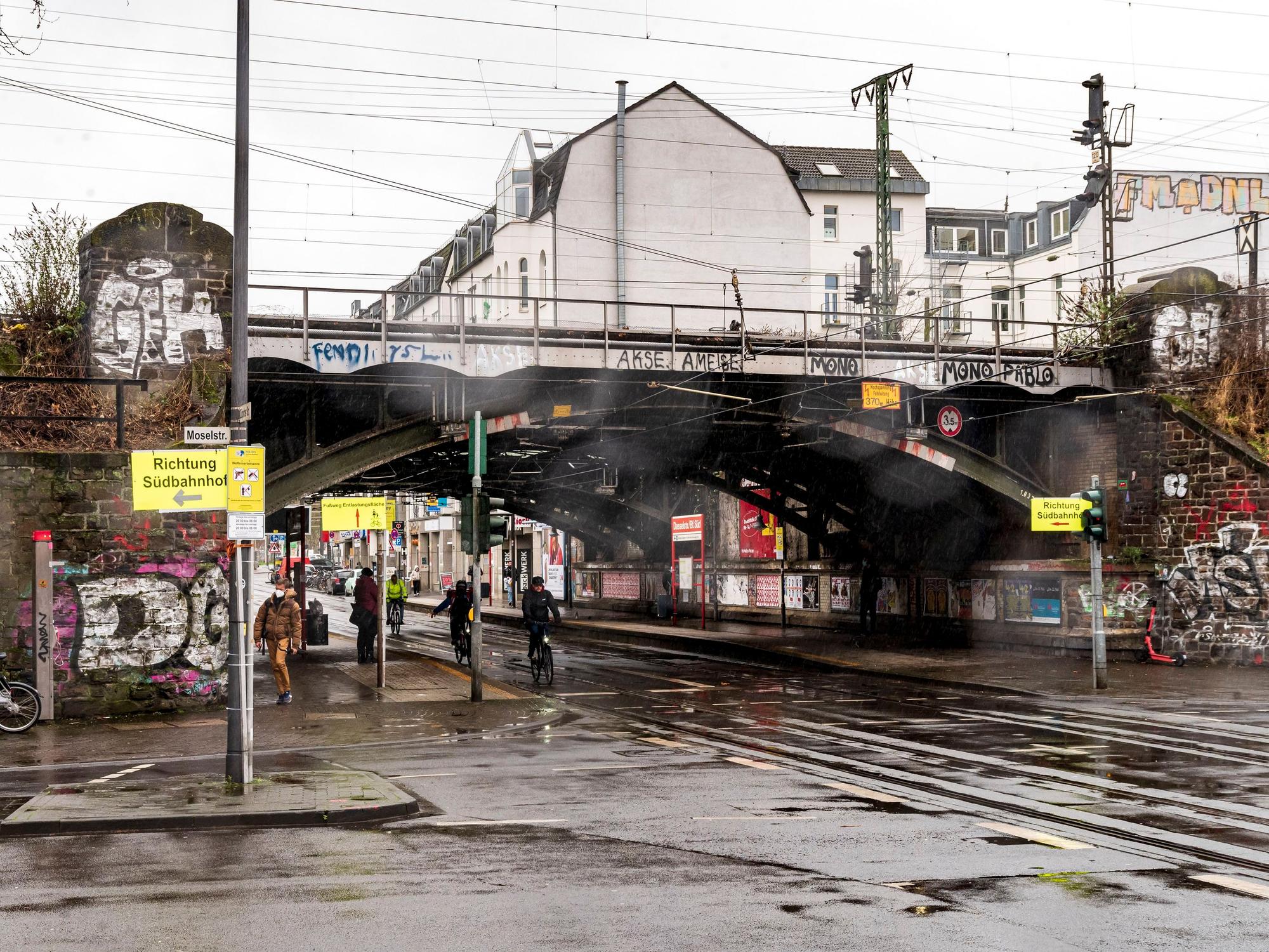 An der KVB-Haltestelle Dasselstraße wurde ein Mann brutal attackiert. (Das Archivfoto zeigt die Zülpicher Straße/Ecke Dasselstraße).