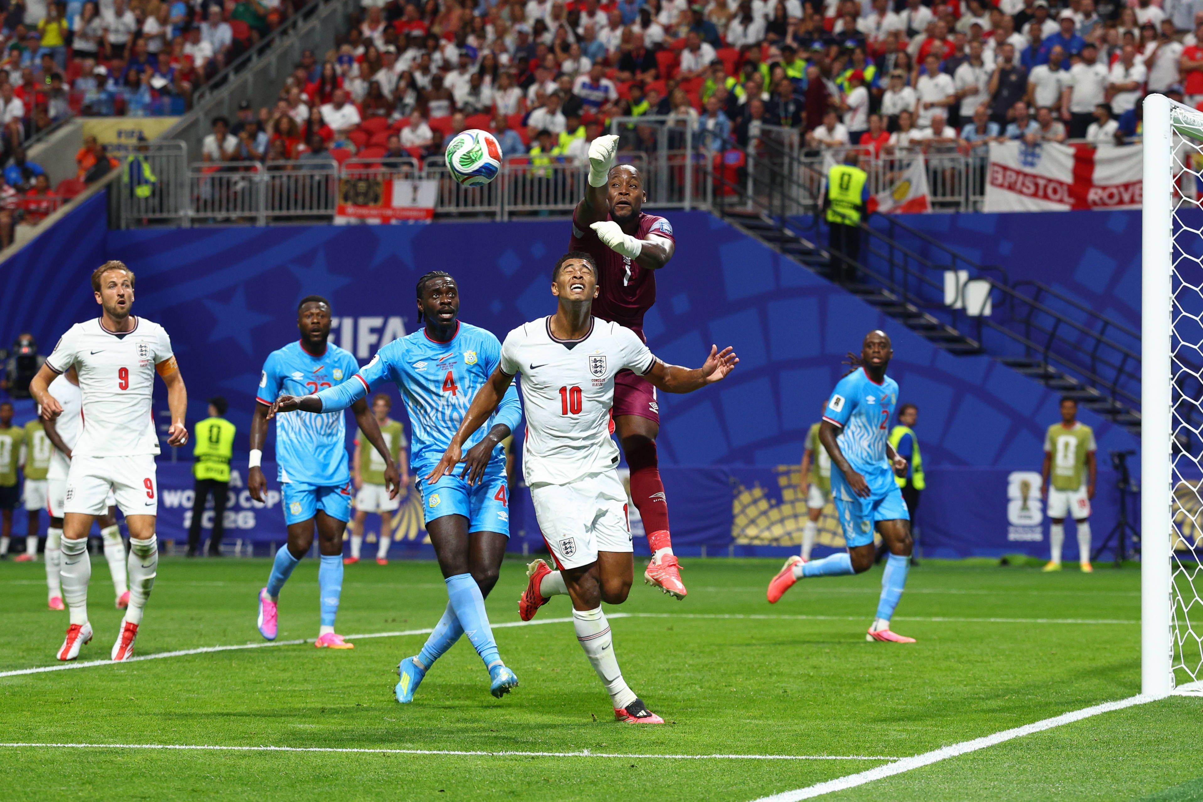 Lionel Mpasi faustet im Spiel gegen England den Ball vor Jude Bellingham weg.