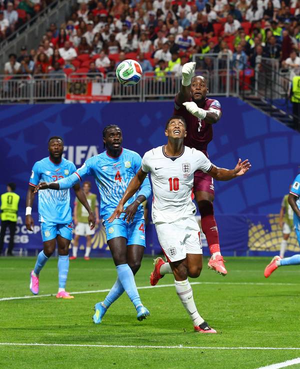 Lionel Mpasi faustet im Spiel gegen England den Ball vor Jude Bellingham weg.