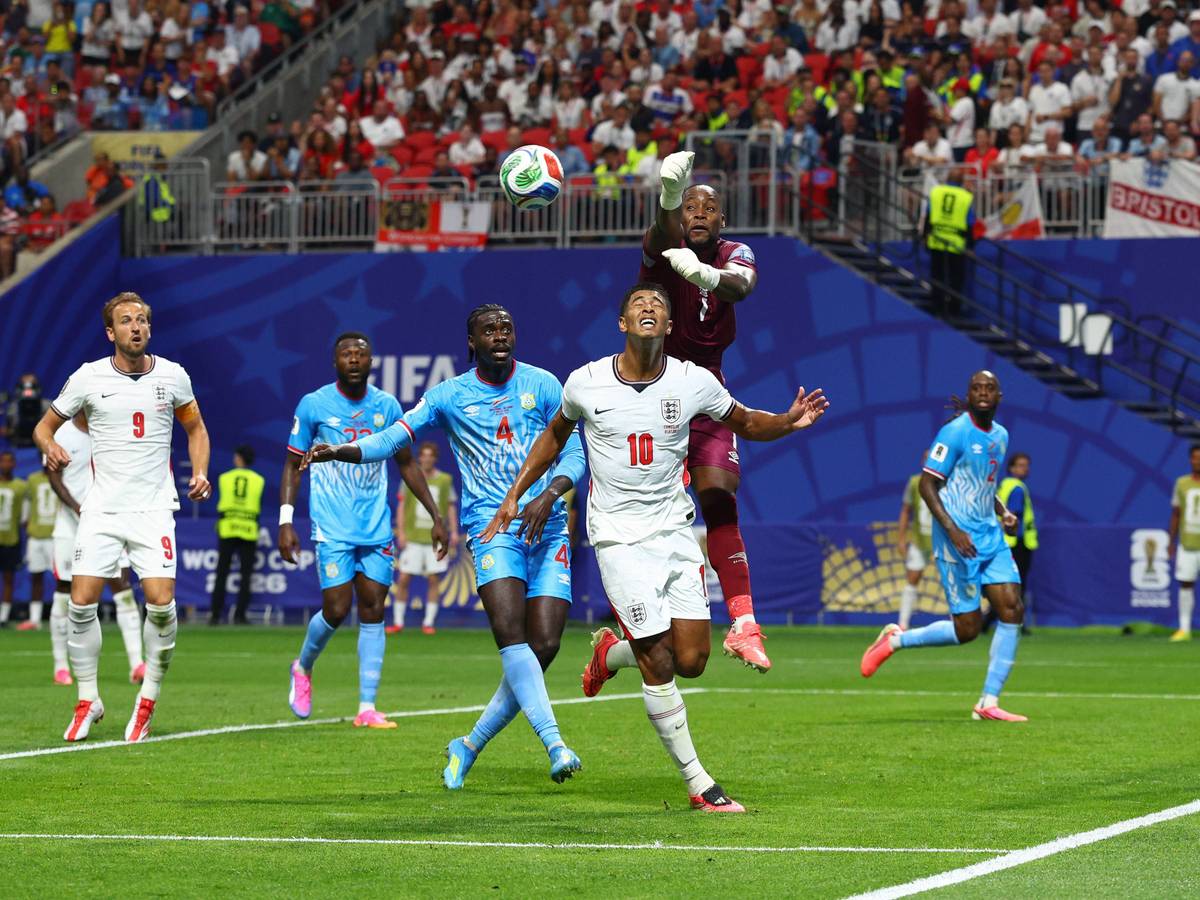 Lionel Mpasi faustet im Spiel gegen England den Ball vor Jude Bellingham weg.
