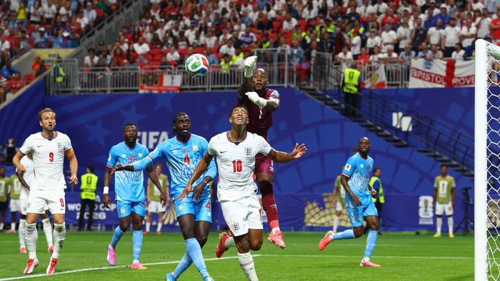 Lionel Mpasi faustet im Spiel gegen England den Ball vor Jude Bellingham weg.