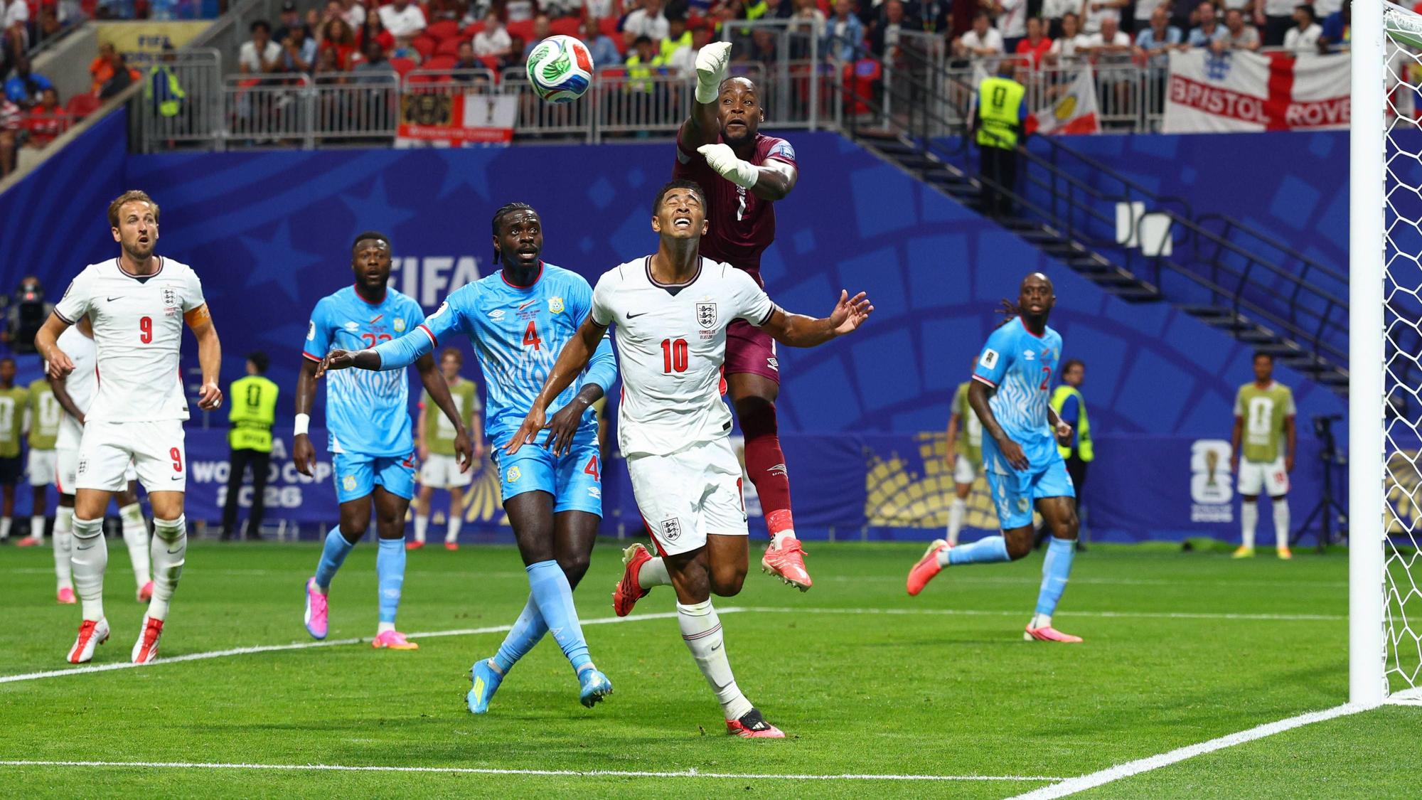 Duell um den Ball bei der WM 2026. Lionel Mpasi mit erfolgreicher Faustabwehr gegen Jude Bellingham.