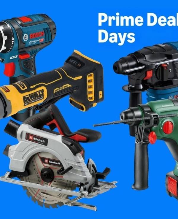 Werkzeug von verschiedenen Marken wir Bosch Home and Garden, Bosch Professional, Einhell, DeWalt vor einem blauen Hintergrund mit Prime Deal Days Logo von Amazon.