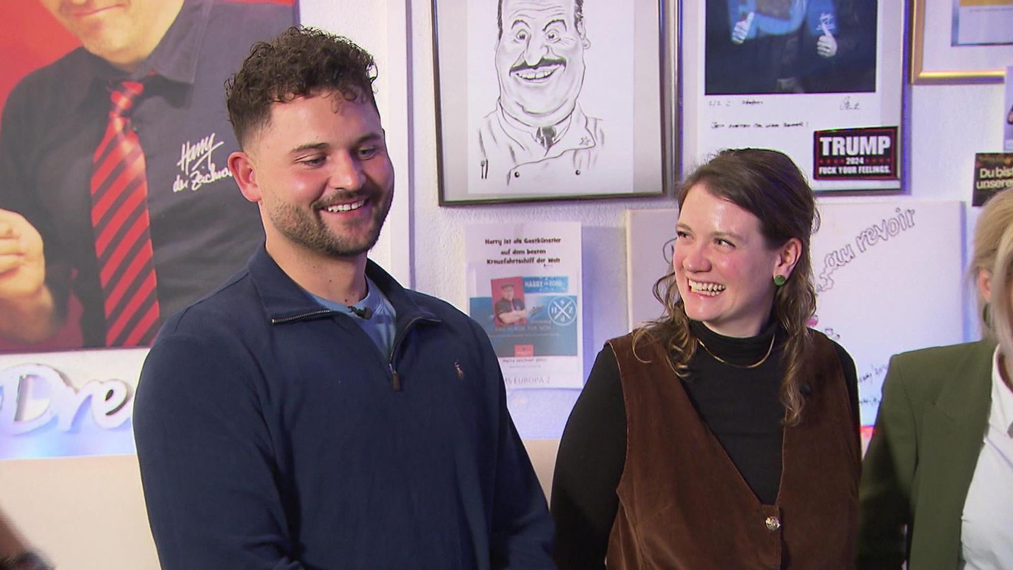 Jonathan und Elise gefällt der Showact in Harrys Atelier. (Bild: RTL)