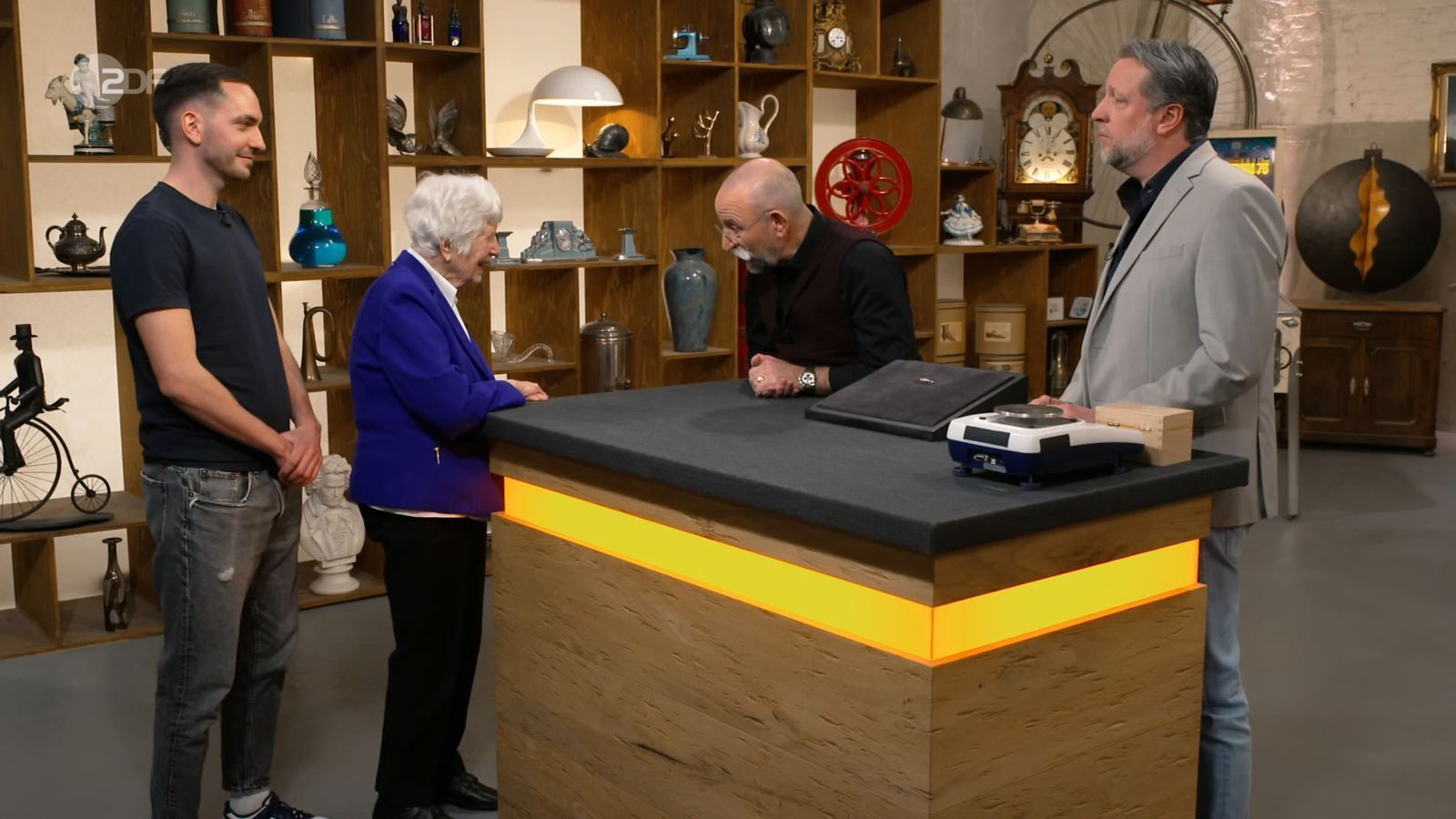 „100 Jahre?!“, wiederholte Lichter ungläubig, als er das Alter der Verkäuferin erfuhr. (Bild: ZDF)