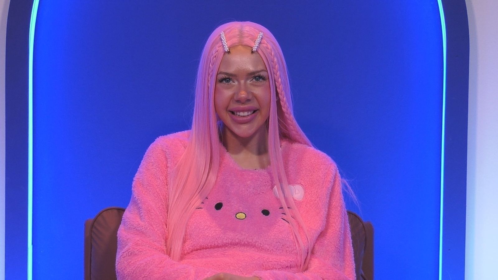 TikTokerin Nina Bridney ist dankbar, dass sie im Luxusteil des Anwesens landete. „Big Brother, das hast du wunderschön gemacht. Danke! Das ist der beste Tag in meinem Leben!“ (Bild: Joyn)
