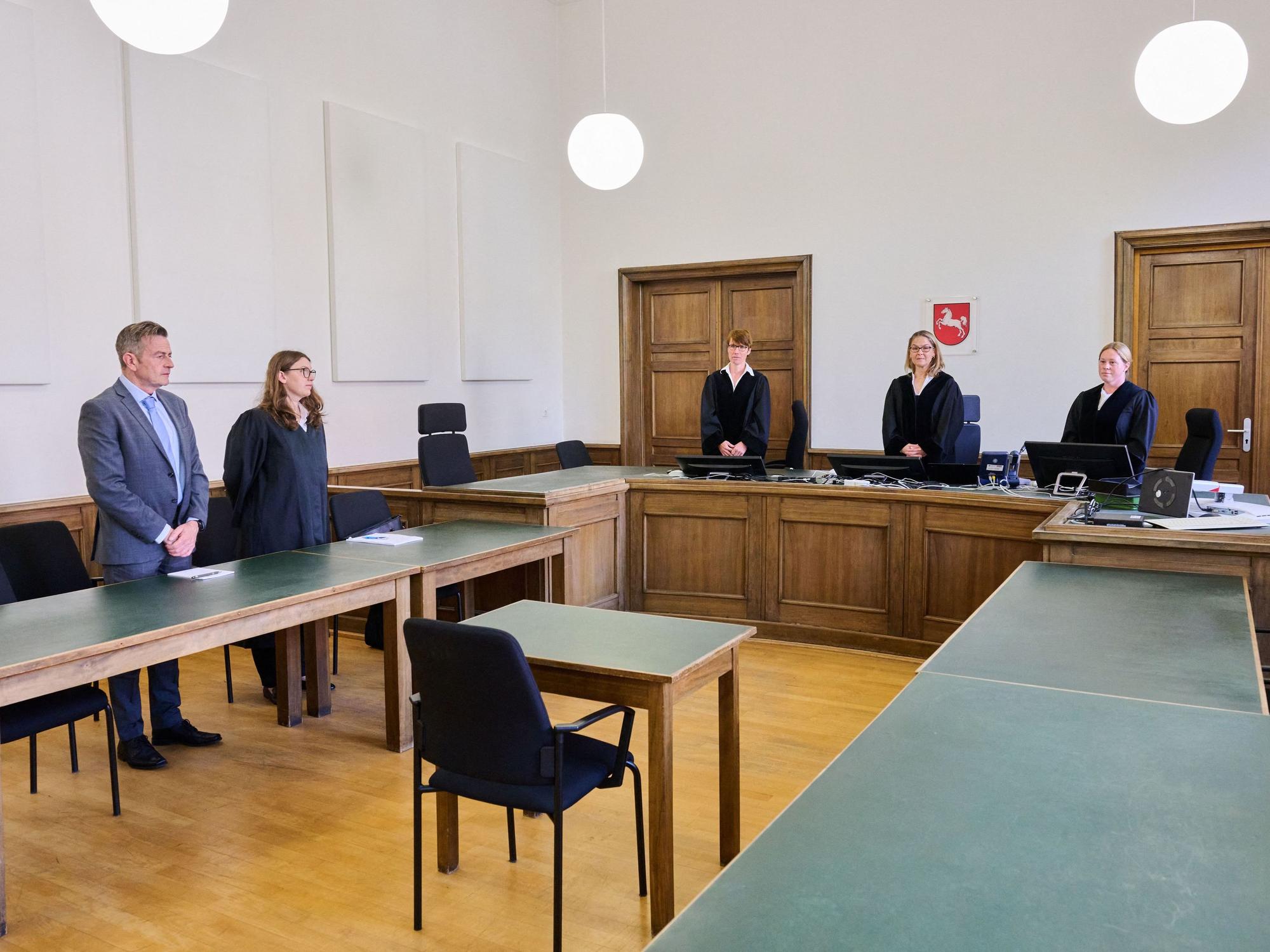 Anke Siegfried (2.v.r.), Vorsitzende Richterin, steht mit zwei weiteren Richterinnen der Kammer sowie einem Vertreter des Luftfahrtbundesamtes (l) und der Rechtsanwältin Rebecca Hans als Vertreterin für die Bundesrepublik Deutschland in einem Gerichtssaal im Landgericht Braunschweig.