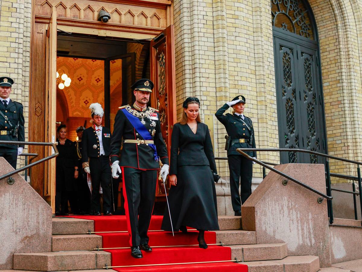 König Haakon und Kronprinzessin Ingrid Alexandra gehen nebeneinander.