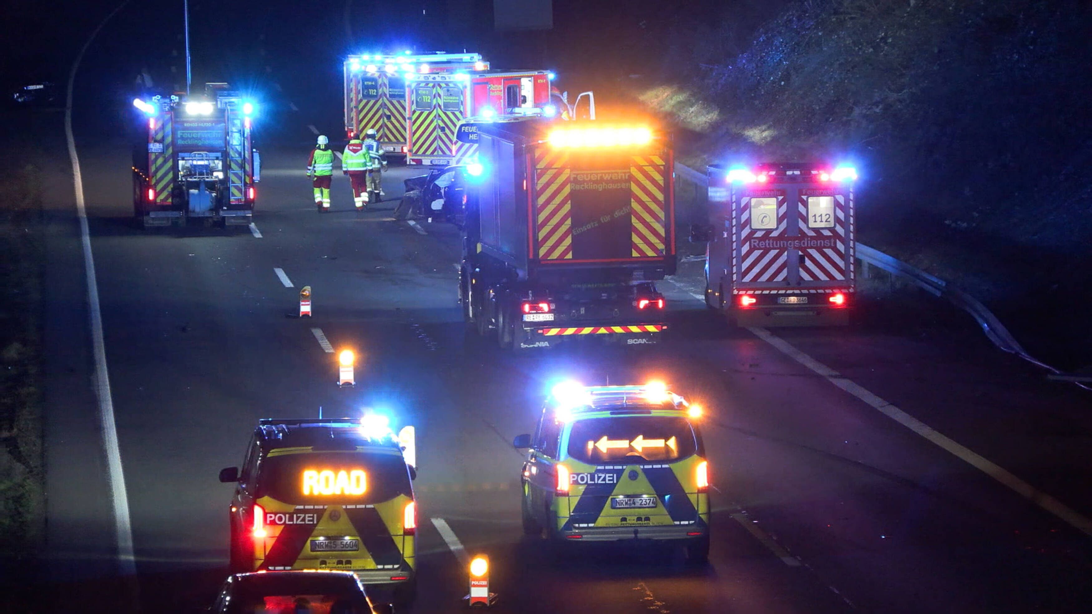 Zahlreiche Einsatzfahrzeuge der Polizei und Rettungsdiensten sind nach einem Unfall auf Autobahn im Einsatz.