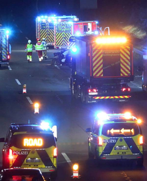 Zahlreiche Einsatzfahrzeuge der Polizei und Rettungsdiensten sind nach einem Unfall auf Autobahn im Einsatz.