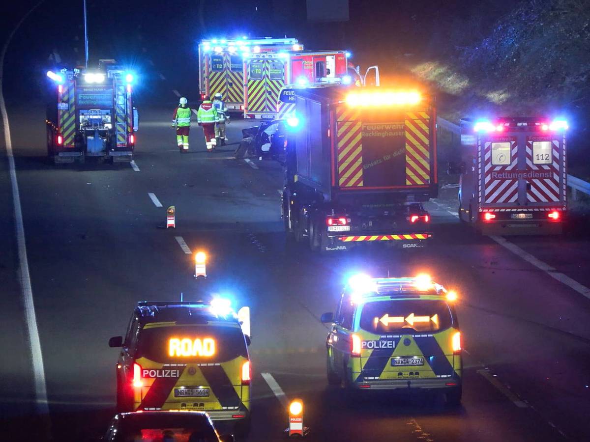 Zahlreiche Einsatzfahrzeuge der Polizei und Rettungsdiensten sind nach einem Unfall auf Autobahn im Einsatz.