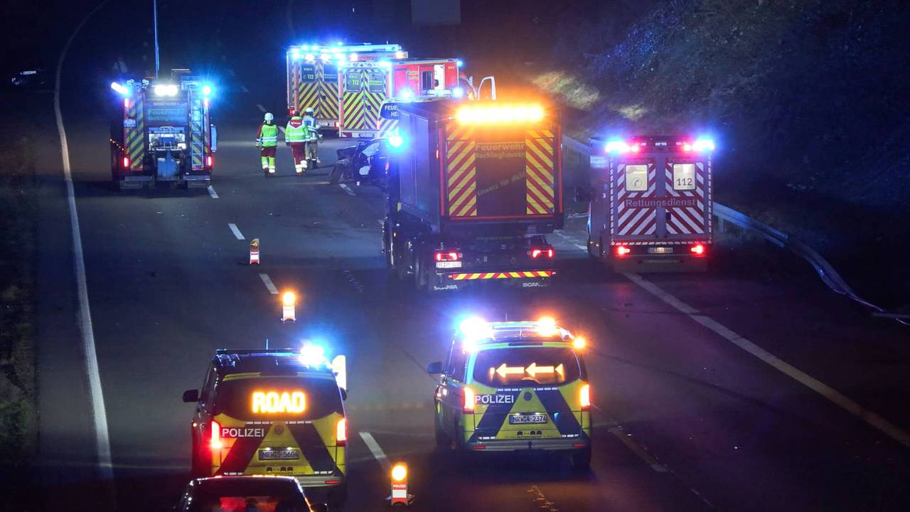 Zahlreiche Einsatzfahrzeuge der Polizei und Rettungsdiensten sind nach einem Unfall auf Autobahn im Einsatz.