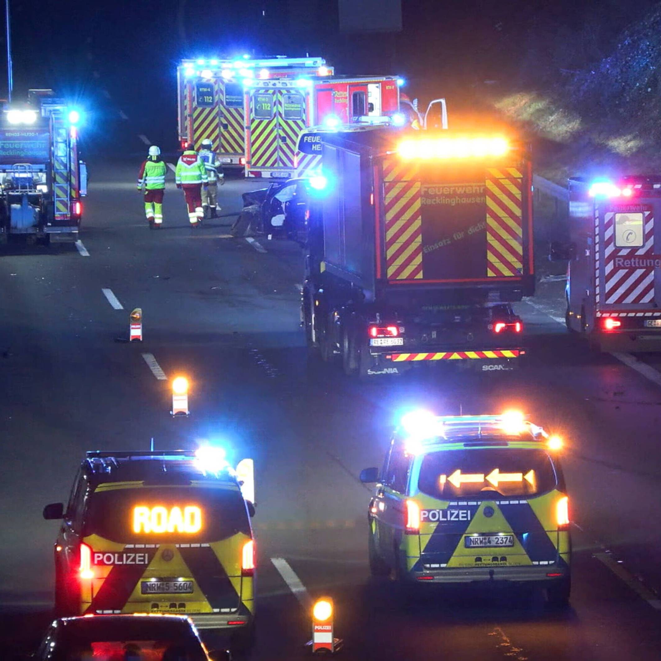 Zahlreiche Einsatzfahrzeuge der Polizei und Rettungsdiensten sind nach einem Unfall auf Autobahn im Einsatz.