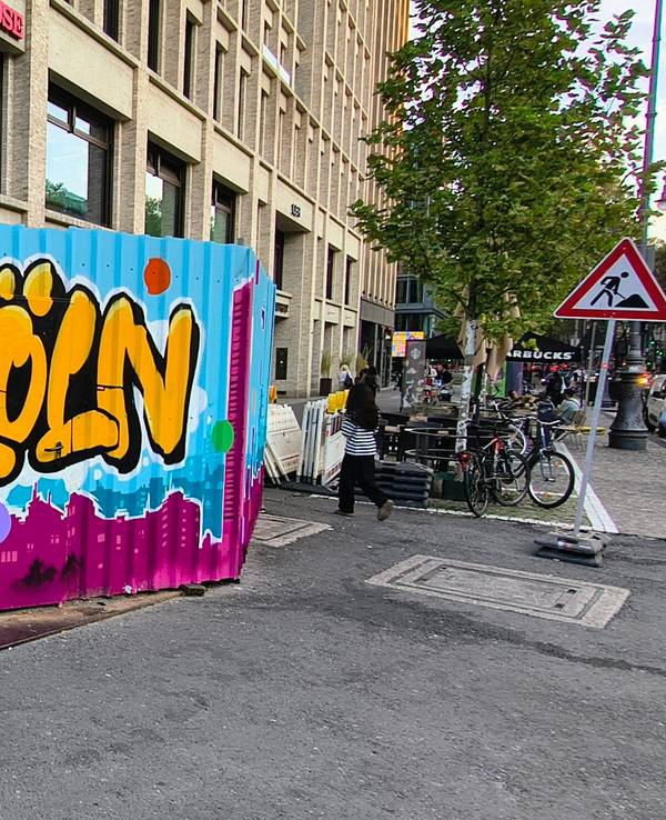 Seit vier Jahren nervt der Bauzaun am Kölner Rudolfplatz. Rewe plant hier einen neuen unterirdischen Zugang.