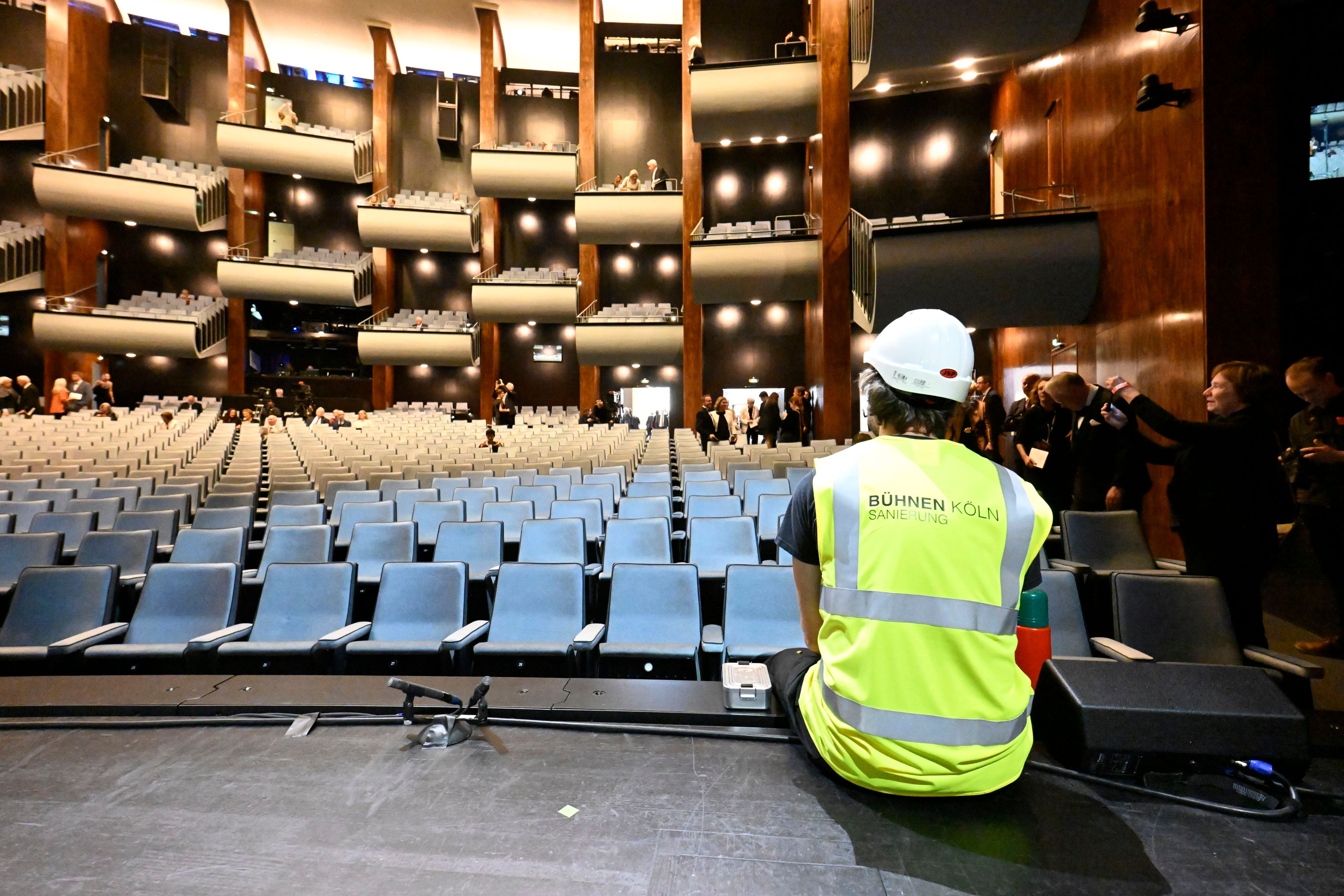 Wegen technischer Probleme kann die Aufführung von „Hoffmanns Erzählungen“ nicht wie geplant stattfinden. Die Inszenierung für die Offenbach-Premiere muss angepasst werden.