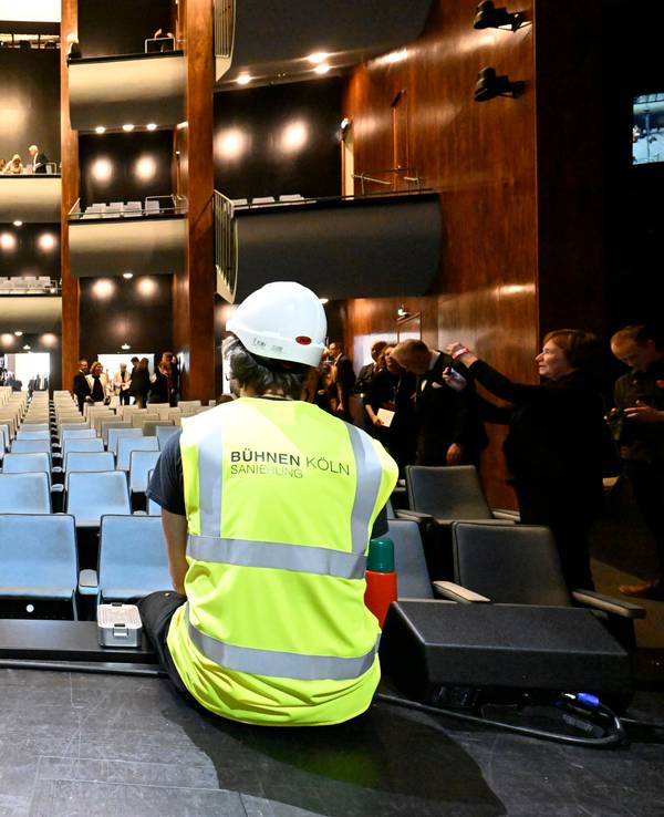 Wegen technischer Probleme kann die Aufführung von „Hoffmanns Erzählungen“ nicht wie geplant stattfinden. Die Inszenierung für die Offenbach-Premiere muss angepasst werden.