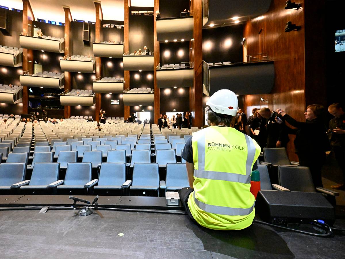 Wegen technischer Probleme kann die Aufführung von „Hoffmanns Erzählungen“ nicht wie geplant stattfinden. Die Inszenierung für die Offenbach-Premiere muss angepasst werden.