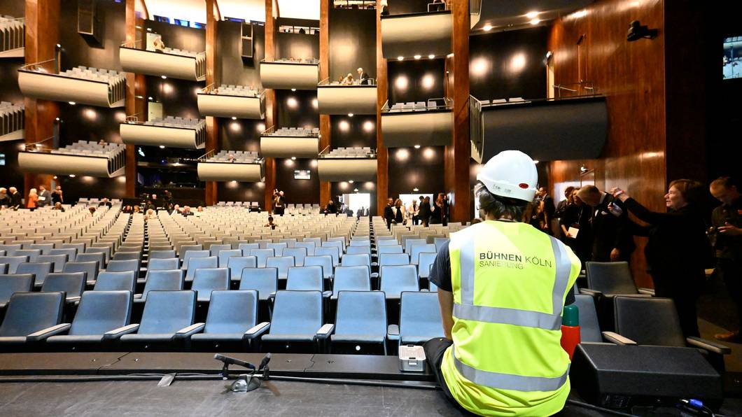 Wegen technischer Probleme kann die Aufführung von „Hoffmanns Erzählungen“ nicht wie geplant stattfinden. Die Inszenierung für die Offenbach-Premiere muss angepasst werden.