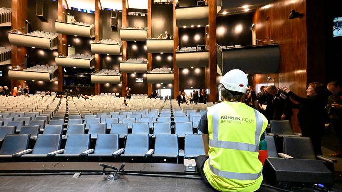 Wegen technischer Probleme kann die Aufführung von „Hoffmanns Erzählungen“ nicht wie geplant stattfinden. Die Inszenierung für die Offenbach-Premiere muss angepasst werden.