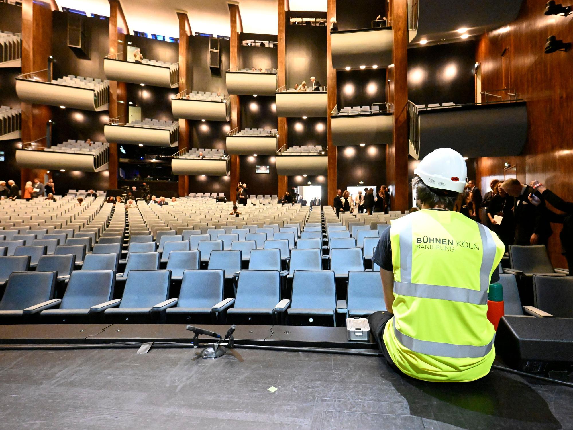 Wegen technischer Probleme kann die Aufführung von „Hoffmanns Erzählungen“ nicht wie geplant stattfinden. Die Inszenierung für die Offenbach-Premiere muss angepasst werden.