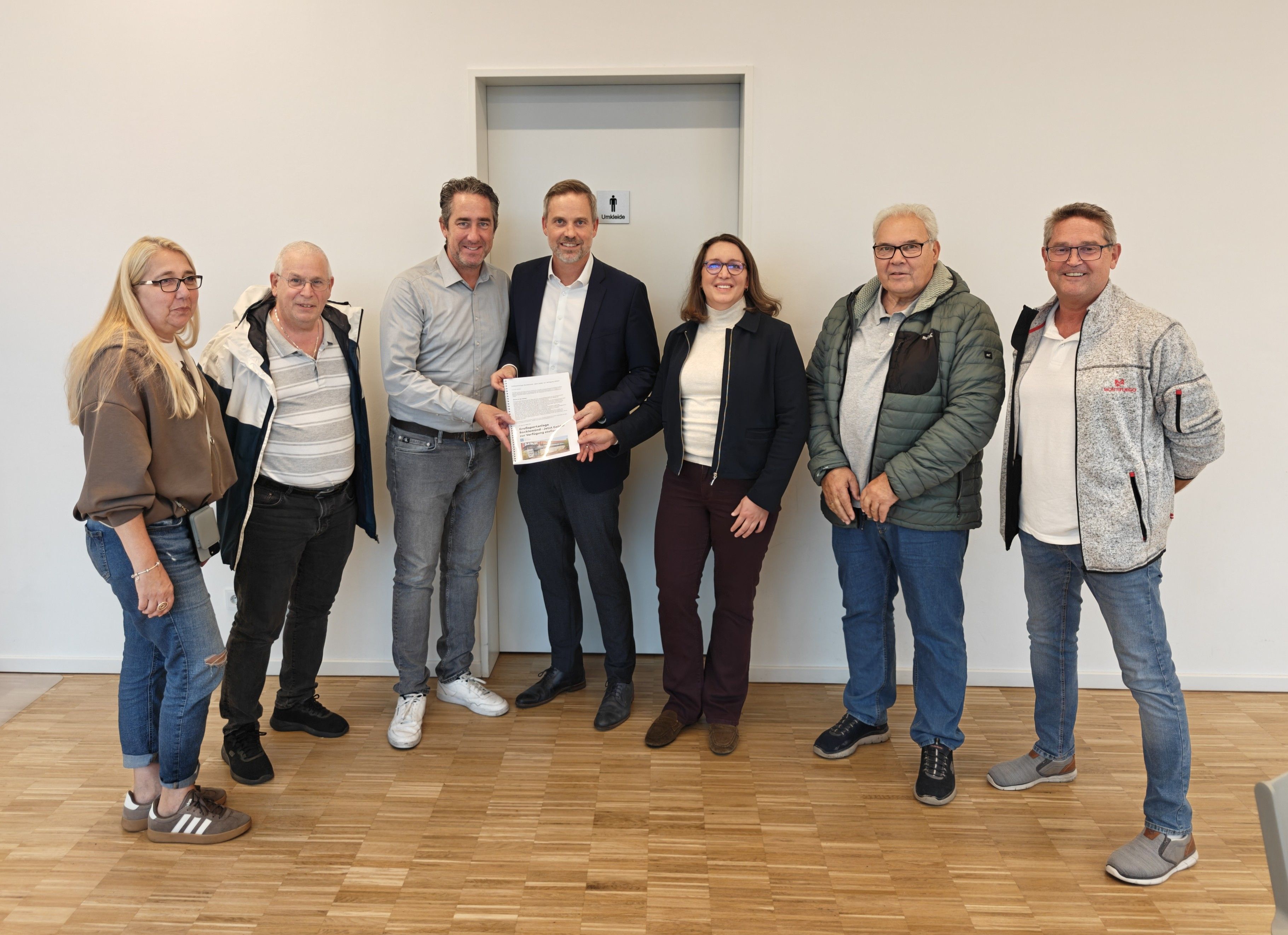 v.l.n.r.: Silvia van Almsick, Rolf Zock, Oliver Seeck, Sven Stolz, Ellen Lott, Egbert Thon, Sascha Schauperl – ebenfalls beim Gespräch dabei Kai Mauracher
