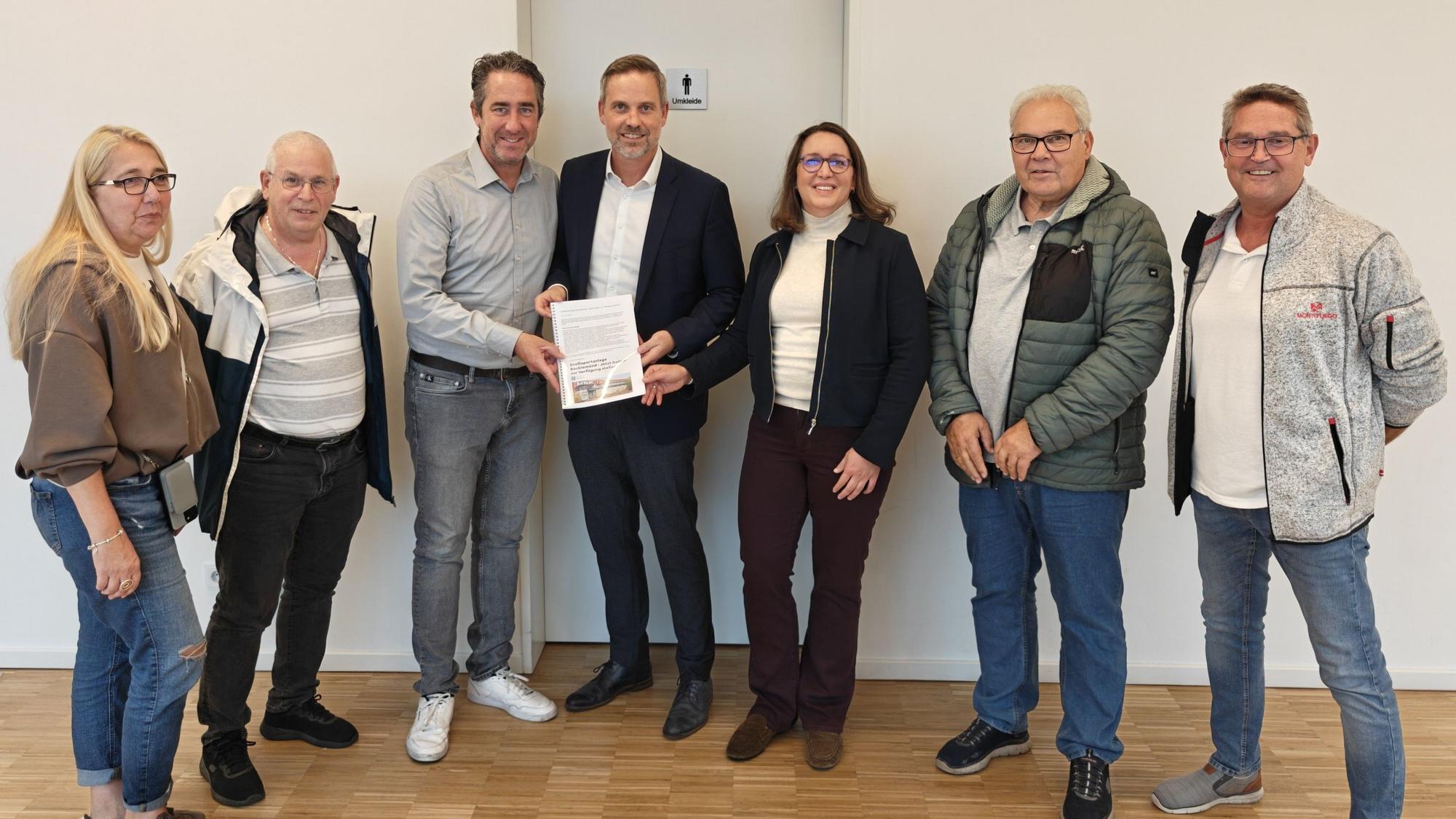 v.l.n.r.: Silvia van Almsick, Rolf Zock, Oliver Seeck, Sven Stolz, Ellen Lott, Egbert Thon, Sascha Schauperl – ebenfalls beim Gespräch dabei Kai Mauracher