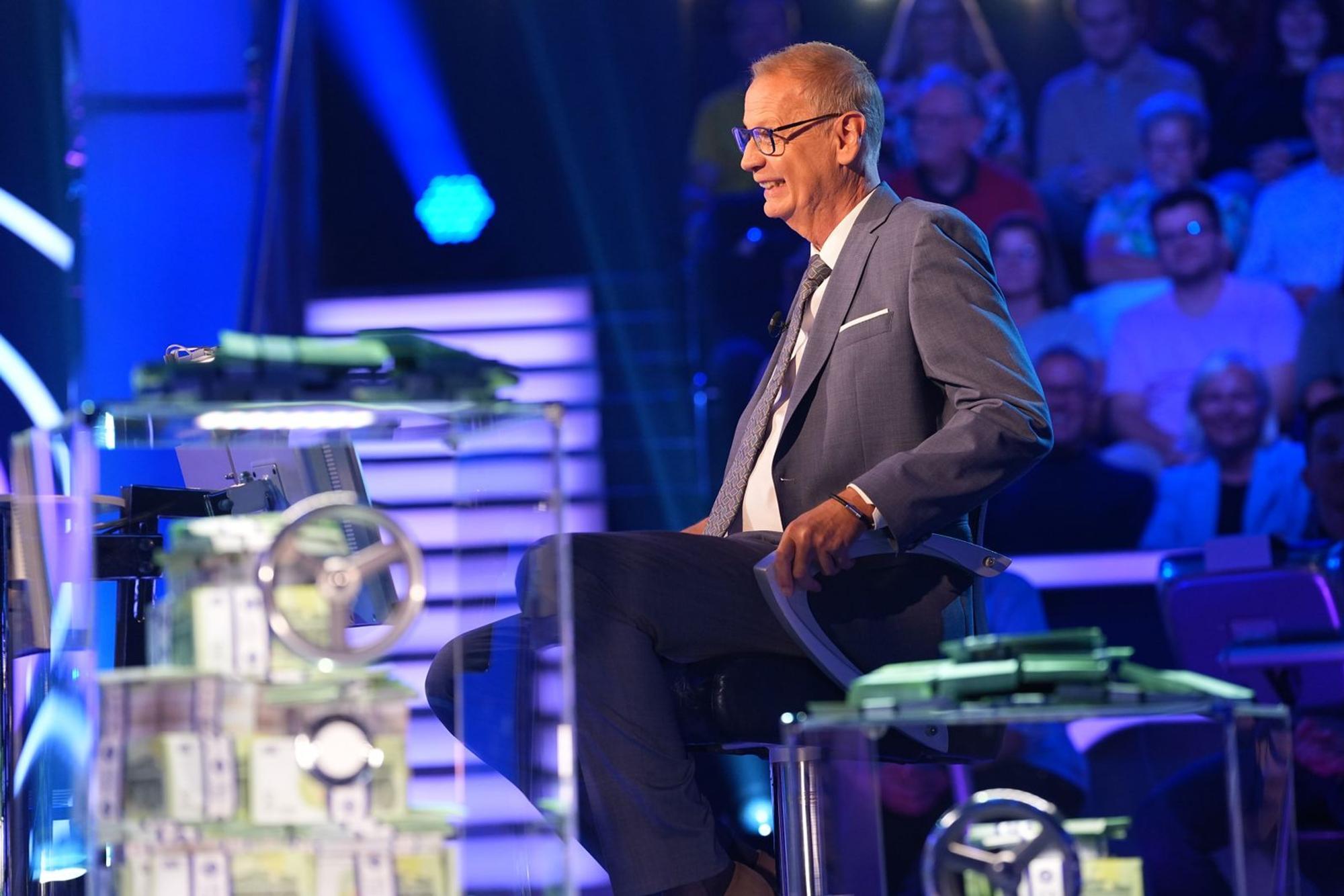 Günther Jauch amüsiert sich prächtig über den Datenfachmann. (Bild: RTL / Stefan Gregorowius)