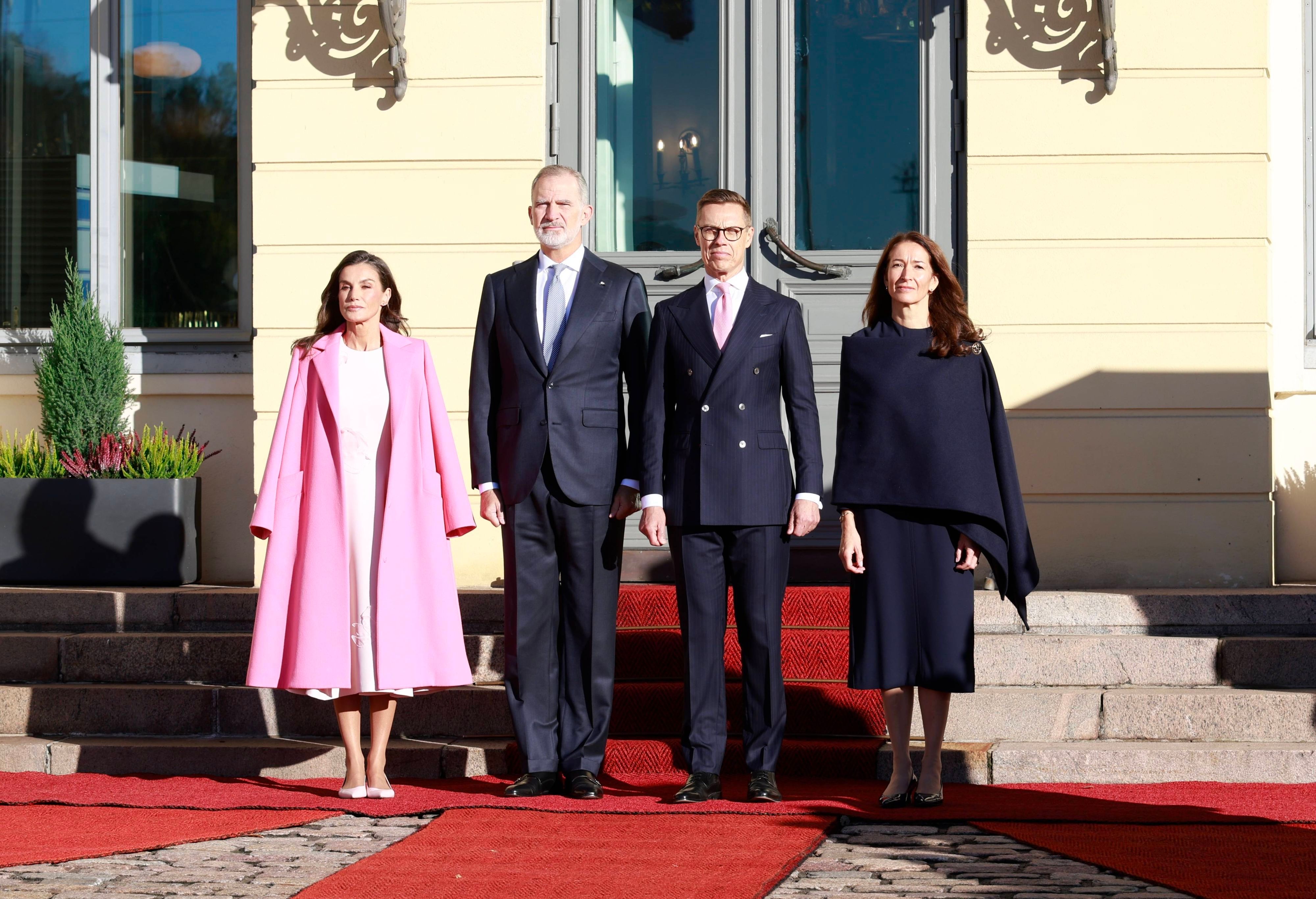 Königin Letizia und König Felipe von Spanien mit dem finnischen Präsidenten Alexander Stubb und seiner Ehefrau Suzanne Innes-Stubb zu Beginn ihres Staatsbesuchs.