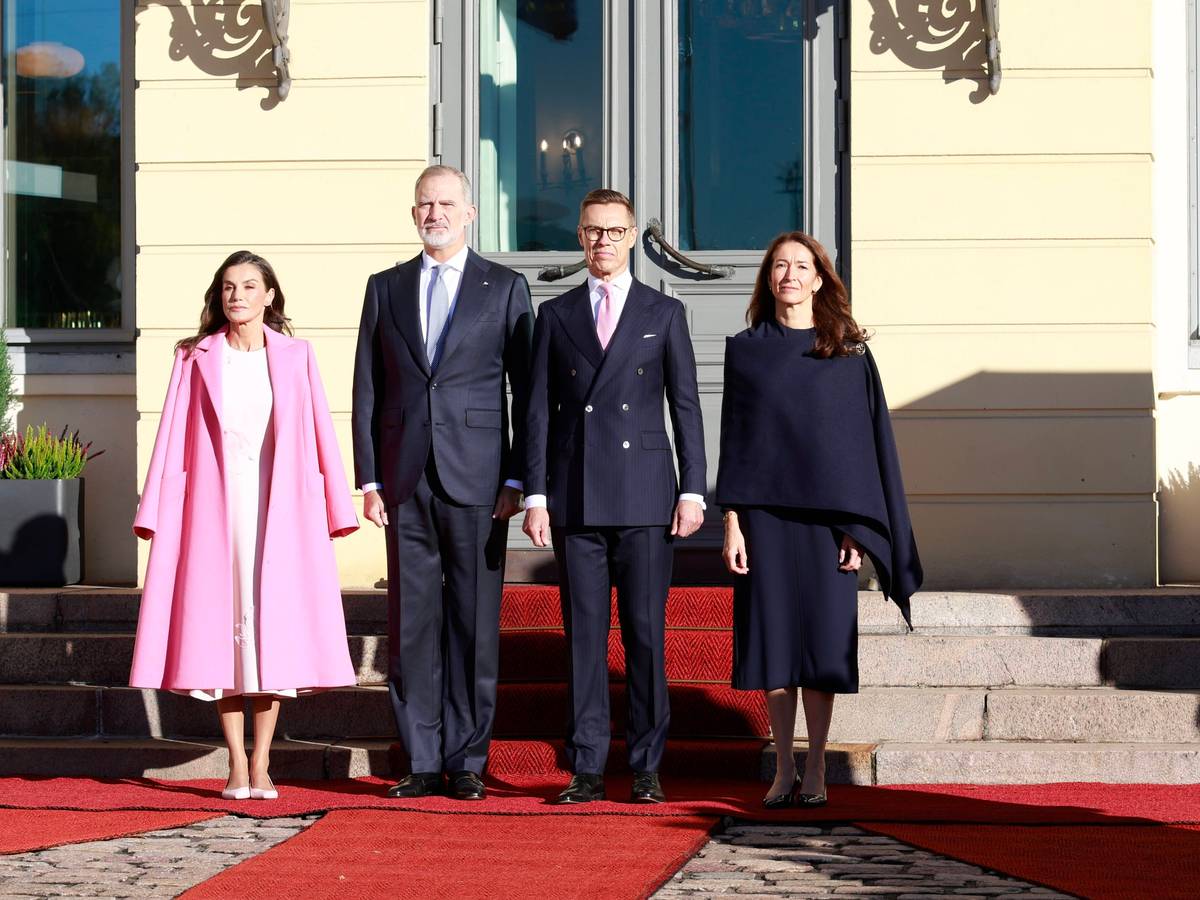 Königin Letizia und König Felipe von Spanien mit dem finnischen Präsidenten Alexander Stubb und seiner Ehefrau Suzanne Innes-Stubb zu Beginn ihres Staatsbesuchs.