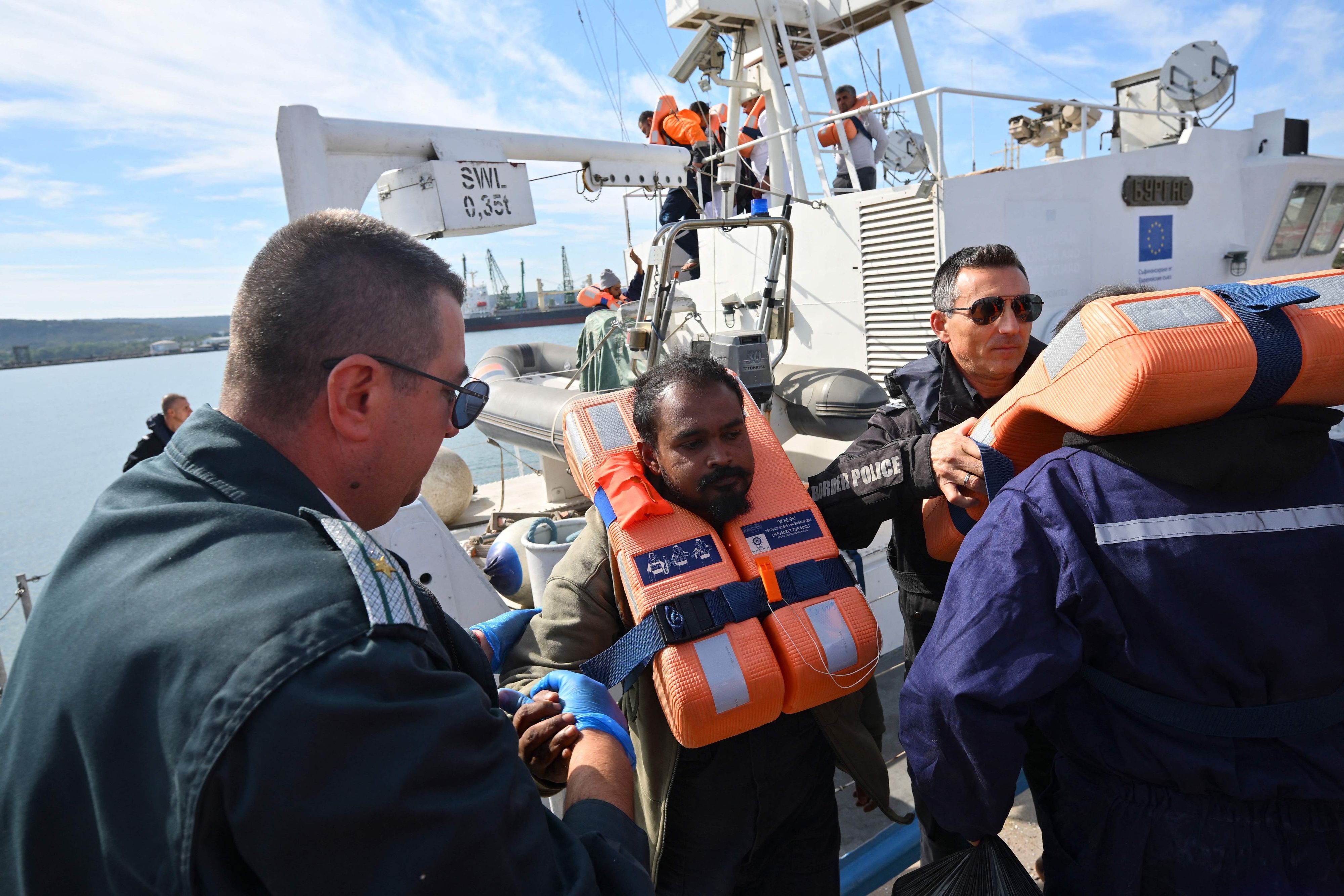 Besatzungsmitglieder eines Schiffes, das von Drohnen getroffen wurde, treffen am 6. Oktober 2026 nach ihrer Rettung im Hafen von Varna ein.