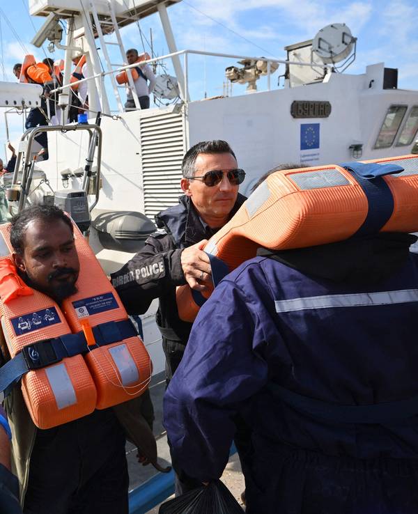 Besatzungsmitglieder eines Schiffes, das von Drohnen getroffen wurde, treffen am 6. Oktober 2026 nach ihrer Rettung im Hafen von Varna ein.