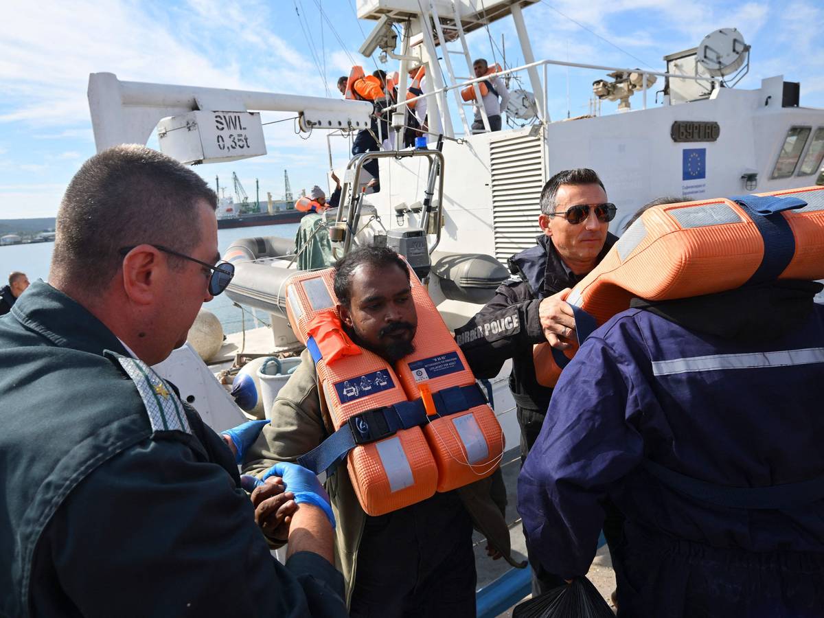 Besatzungsmitglieder eines Schiffes, das von Drohnen getroffen wurde, treffen am 6. Oktober 2026 nach ihrer Rettung im Hafen von Varna ein.