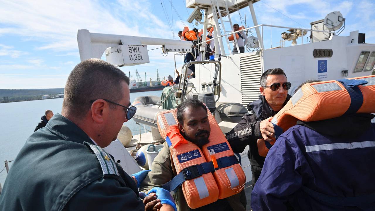 Besatzungsmitglieder eines Schiffes, das von Drohnen getroffen wurde, treffen am 6. Oktober 2026 nach ihrer Rettung im Hafen von Varna ein.