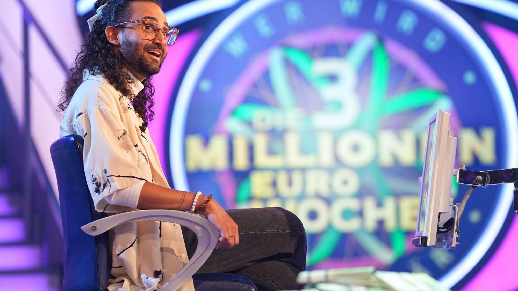 Kandidat Amadeus Oppitz verwechselt zwei bekannte Männer mit Vornamen Peter. (Bild: RTL / Stefan Gregorowius)