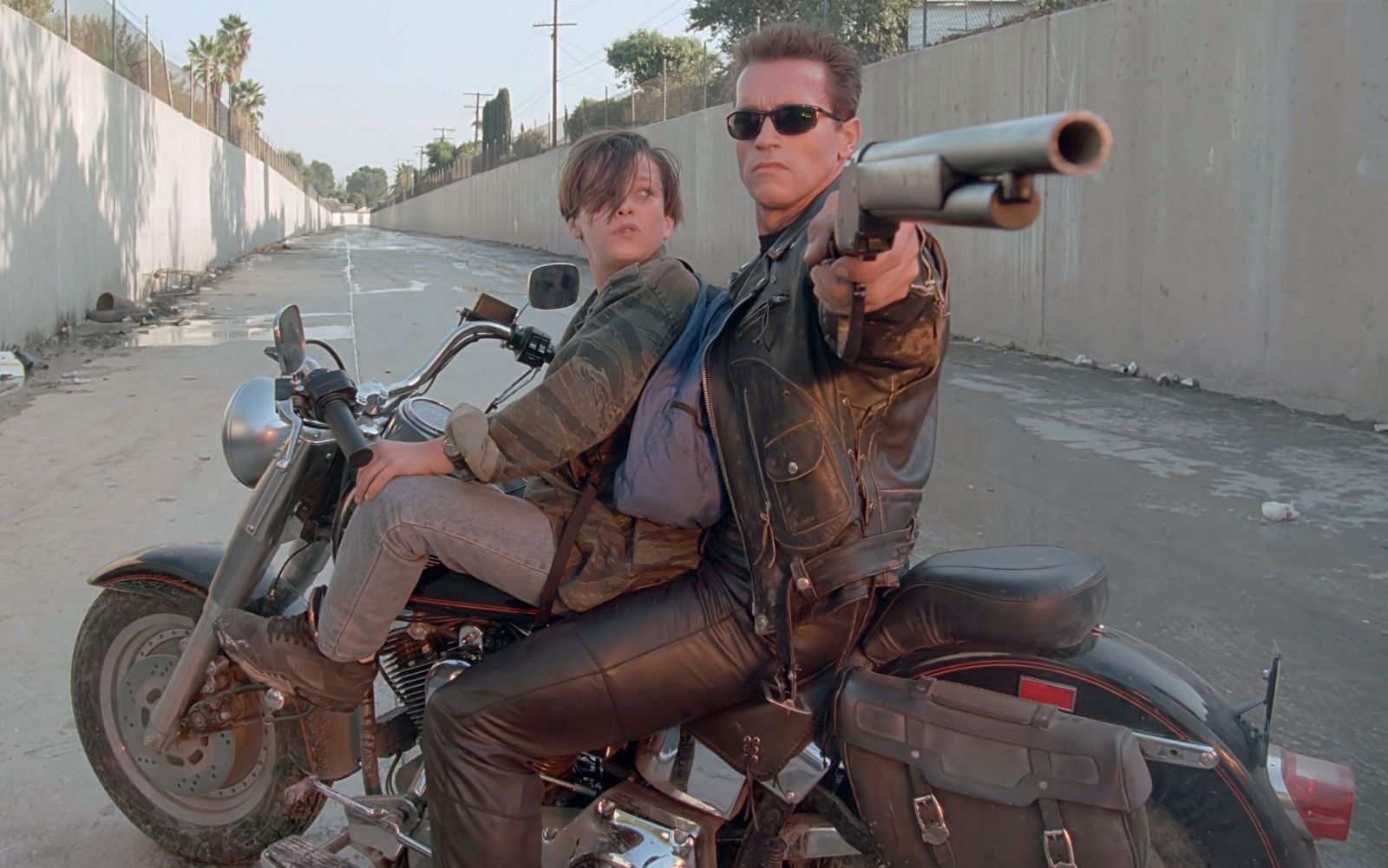 Nachdem er in „Terminator“ die eiskalte Tötungsmaschine war, befand sich Arnold Schwarzenegger im Nachfolger „Terminator 2 - Tag der Abrechnung“ in Rettungsmission. Es gilt hier, John Connor (Edward Furlong, links) zu retten, den zukünftigen Anführer der Menschheit im Krieg gegen die Maschinen. (Bild: Carolco)