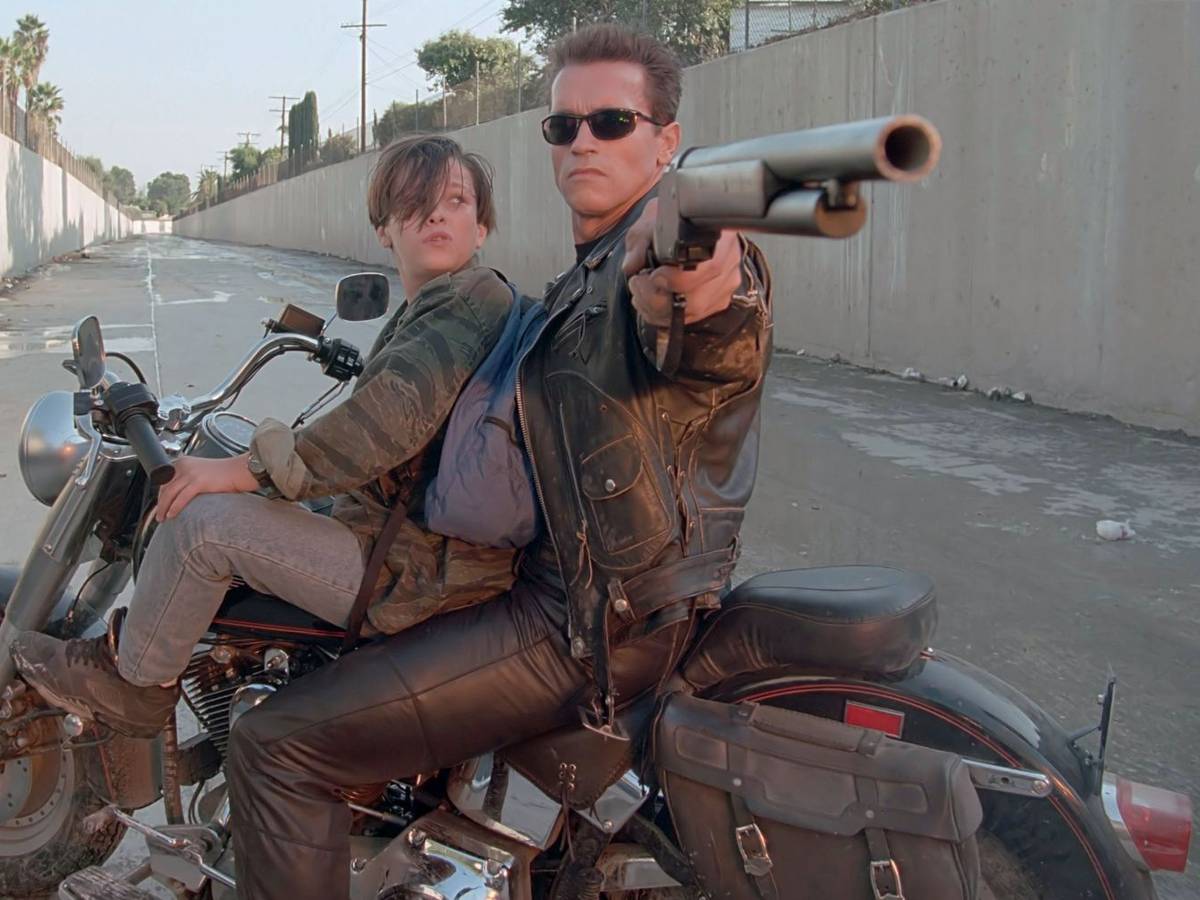 Nachdem er in „Terminator“ die eiskalte Tötungsmaschine war, befand sich Arnold Schwarzenegger im Nachfolger „Terminator 2 - Tag der Abrechnung“ in Rettungsmission. Es gilt hier, John Connor (Edward Furlong, links) zu retten, den zukünftigen Anführer der Menschheit im Krieg gegen die Maschinen. (Bild: Carolco)