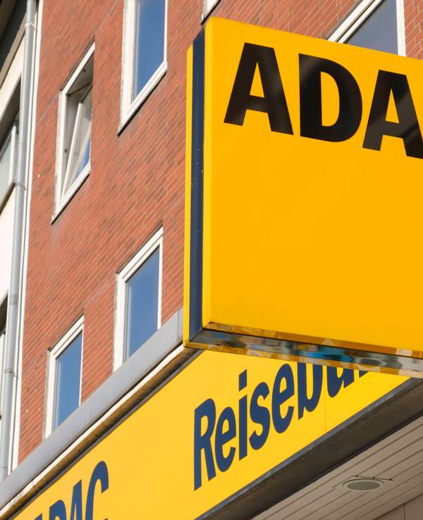 Fassade mit Logo und Schild, ADAC Fassade mit Logo und Schild