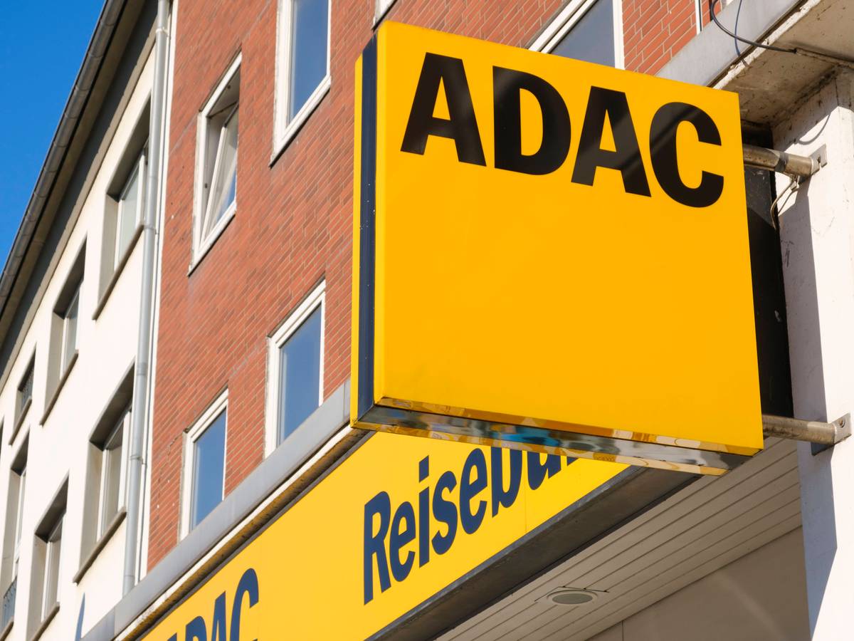 Fassade mit Logo und Schild, ADAC Fassade mit Logo und Schild