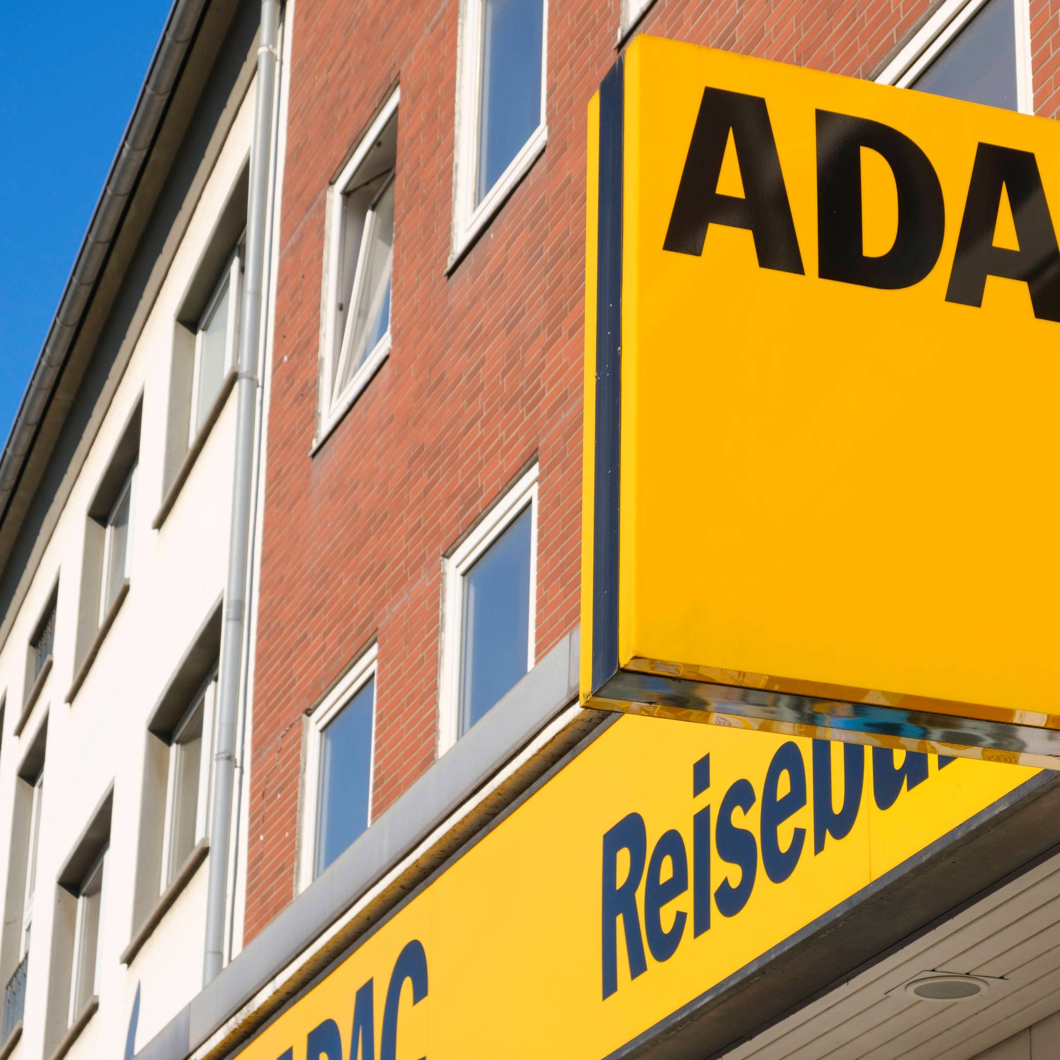 Fassade mit Logo und Schild, ADAC Fassade mit Logo und Schild