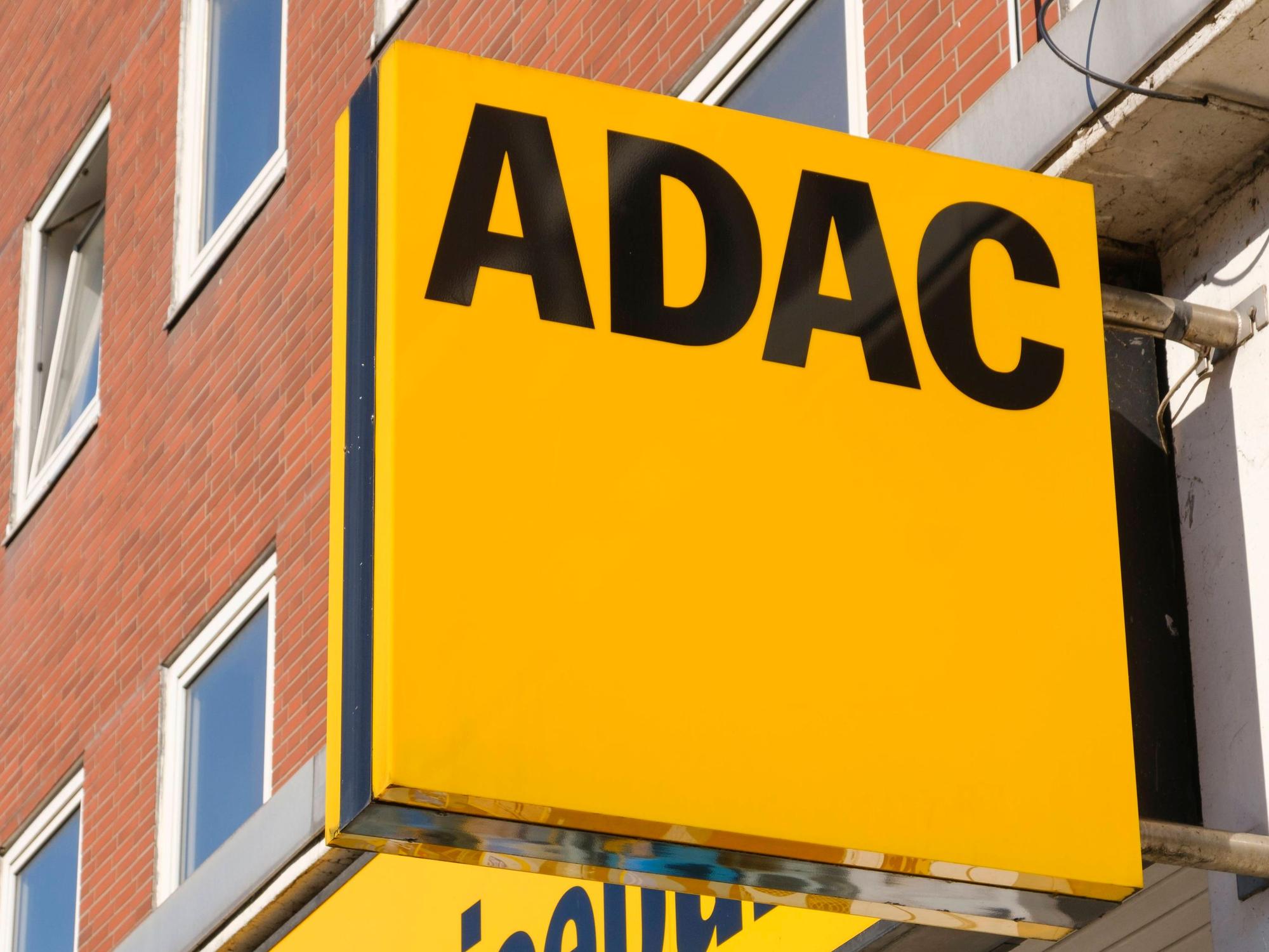 Fassade mit Logo und Schild, ADAC Fassade mit Logo und Schild