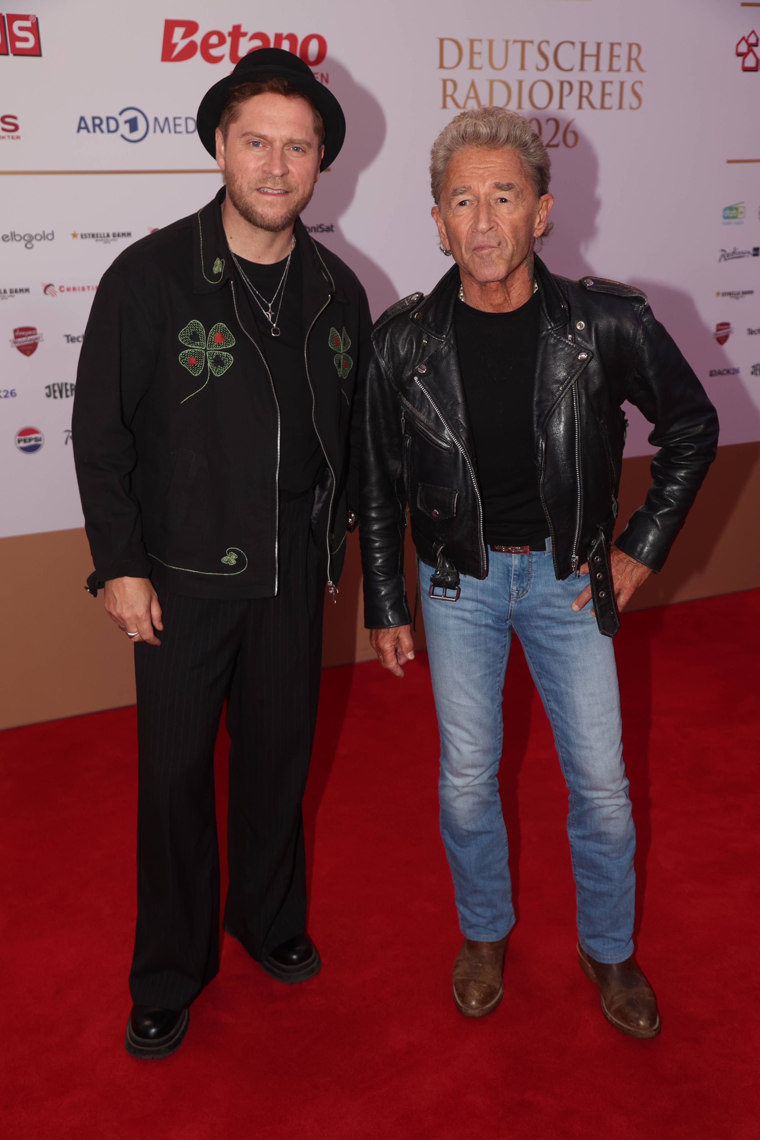 Peter Maffay und Johannes Oerding posieren.