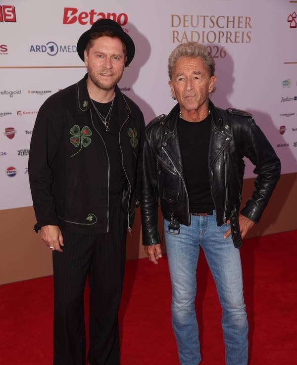 Peter Maffay und Johannes Oerding posieren.