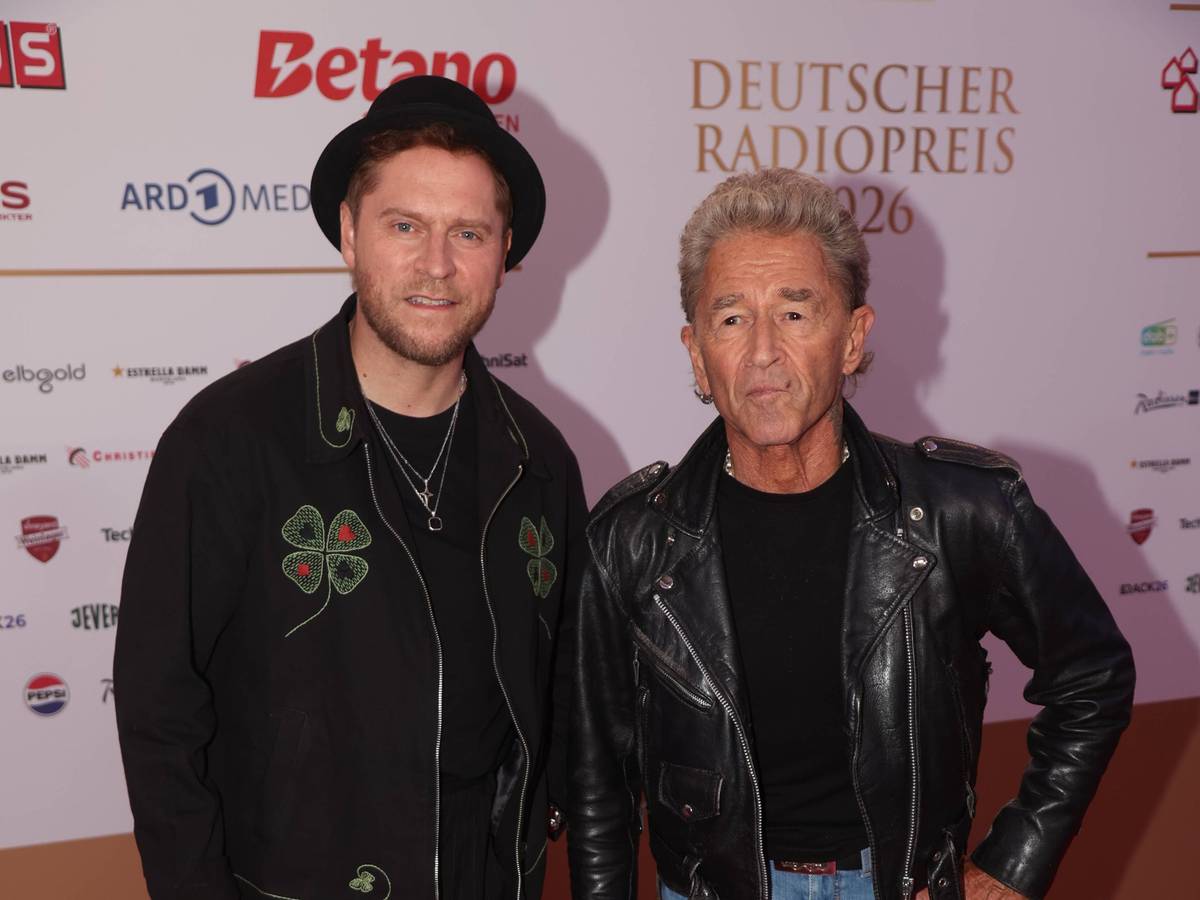 Peter Maffay und Johannes Oerding posieren.