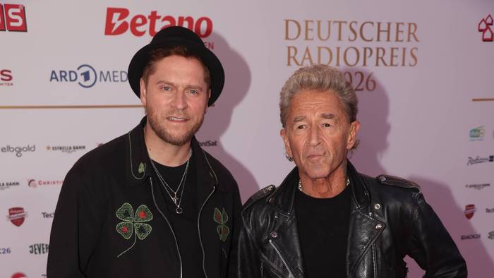 Peter Maffay und Johannes Oerding posieren.