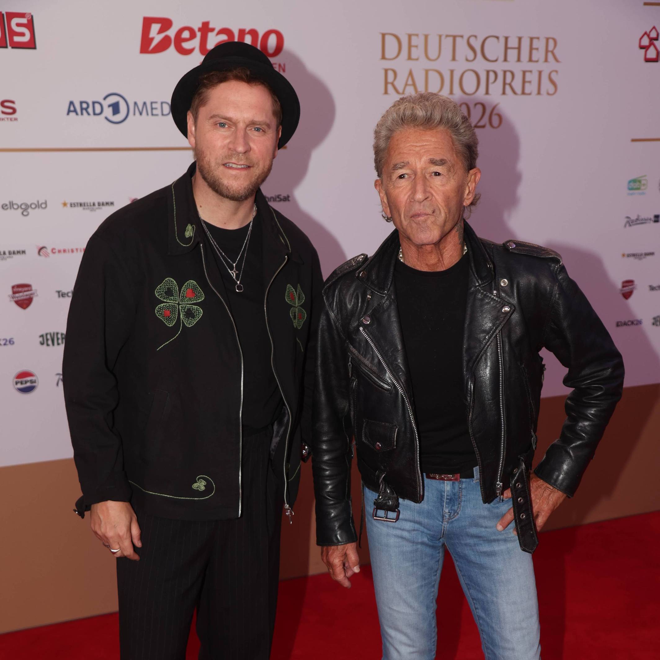 Peter Maffay und Johannes Oerding posieren.