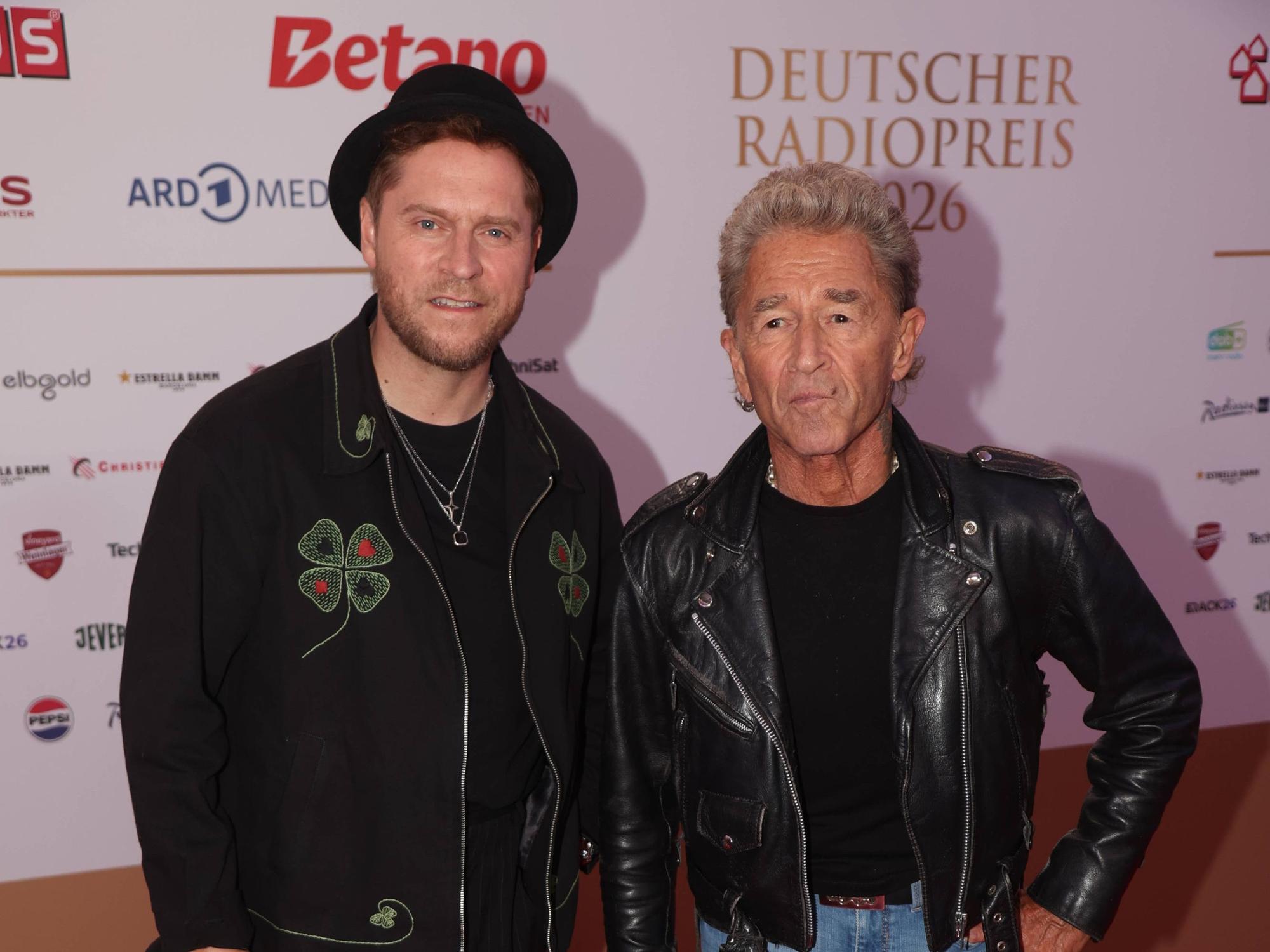 Peter Maffay und Johannes Oerding posieren.