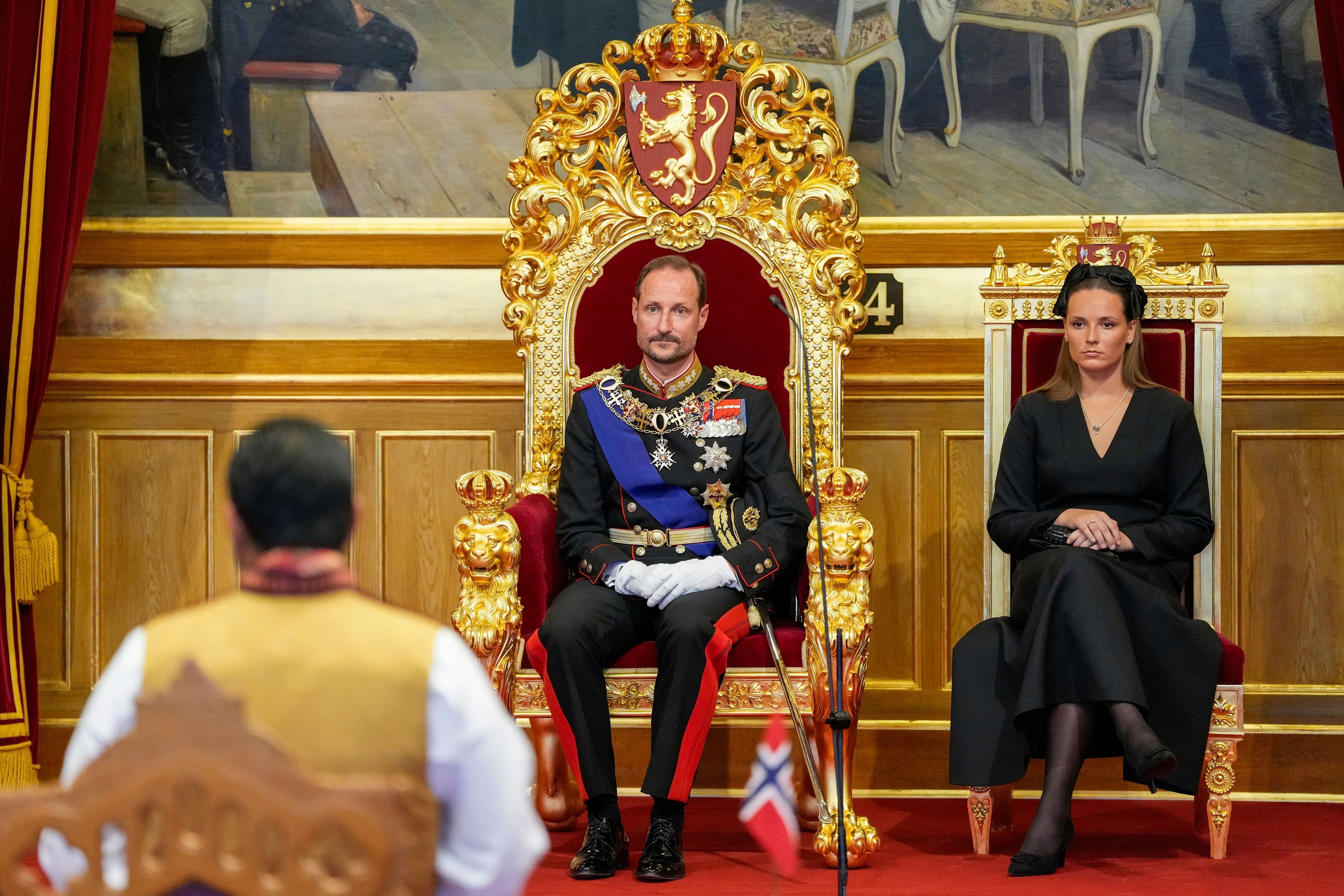 Norwegens König Haakon und Kronprinzessin Ingrid Alexandra sitzen während der feierlichen Eröffnung des 171. Storting (des norwegischen Parlaments).