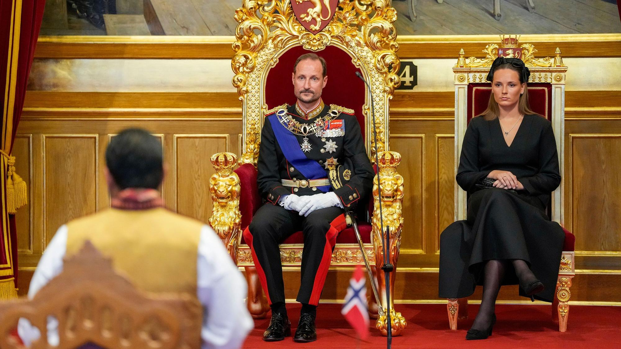 Norwegens König Haakon und Kronprinzessin Ingrid Alexandra sitzen während der feierlichen Eröffnung des 171. Storting (des norwegischen Parlaments).