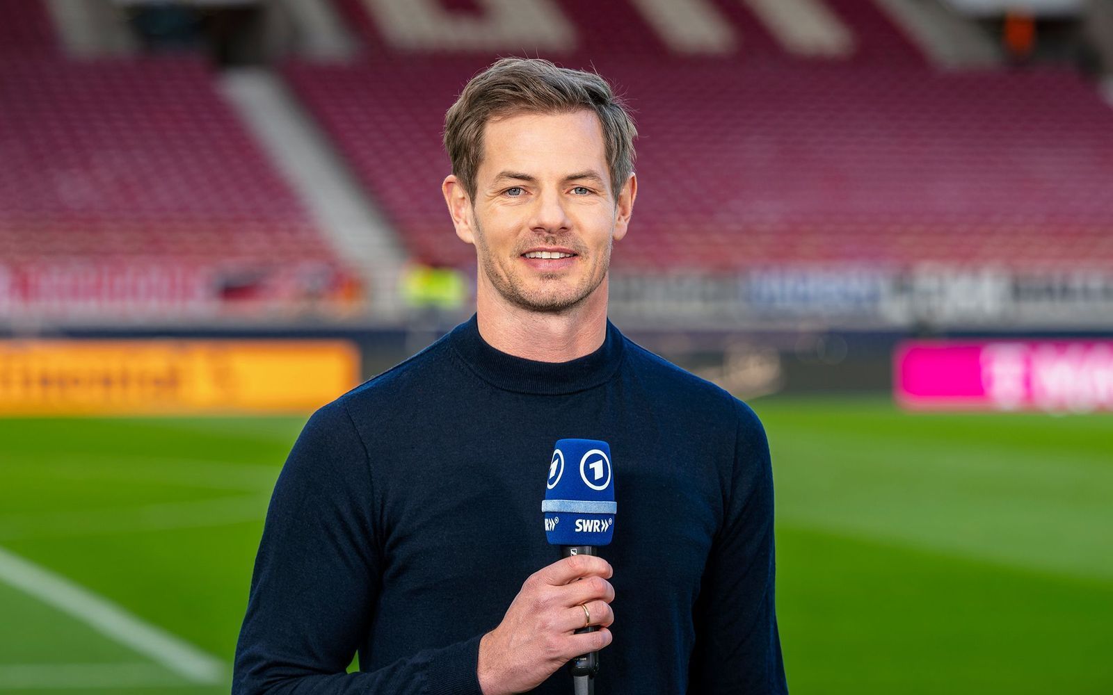 Alex Schlüter ist seit 2025 Teil des „Sportschau“-Moderationsteams. (Bild: SWR / Patricia Neligan)