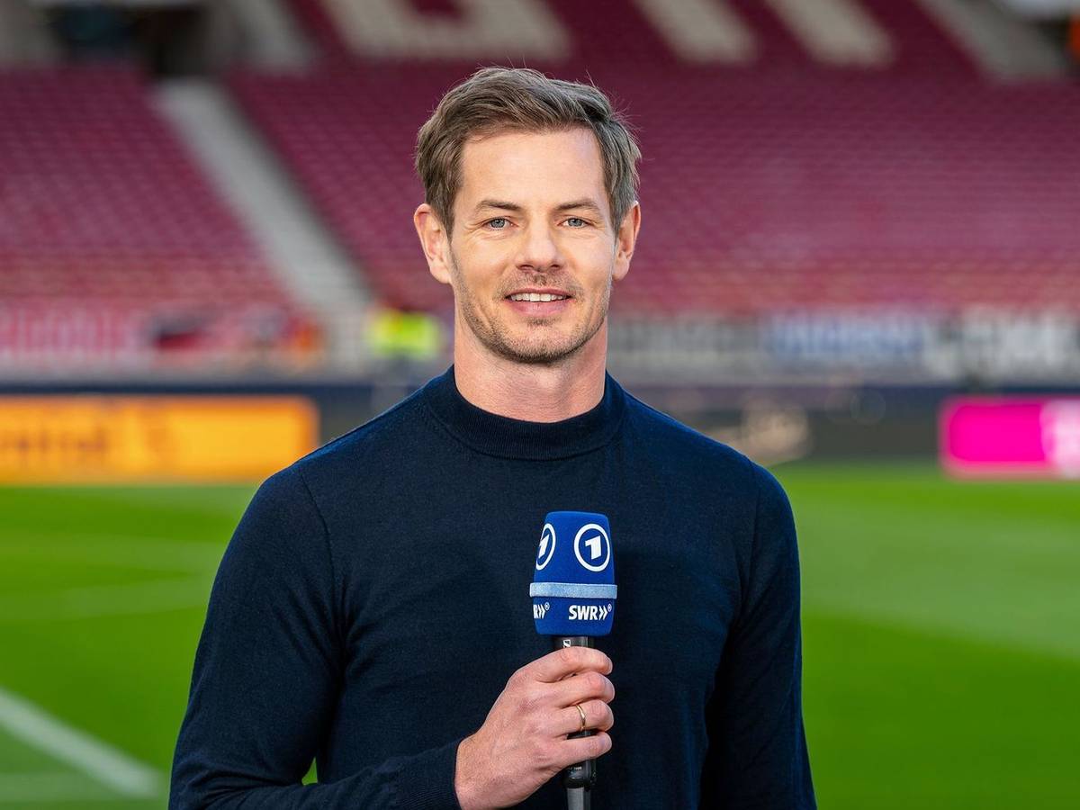 Alex Schlüter ist seit 2025 Teil des „Sportschau“-Moderationsteams. (Bild: SWR / Patricia Neligan)